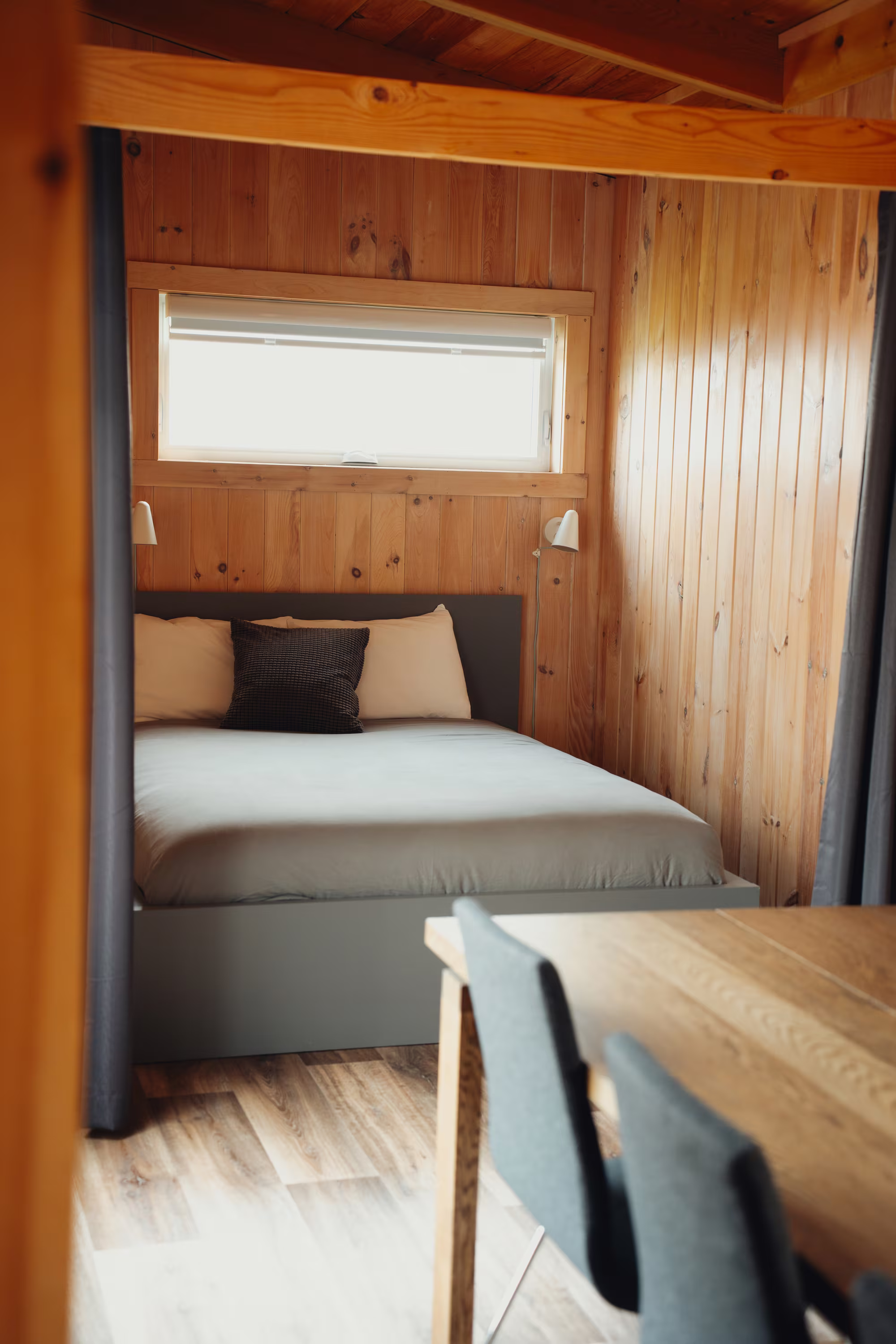 Chambre du chalet arrière avec coin repas attenant