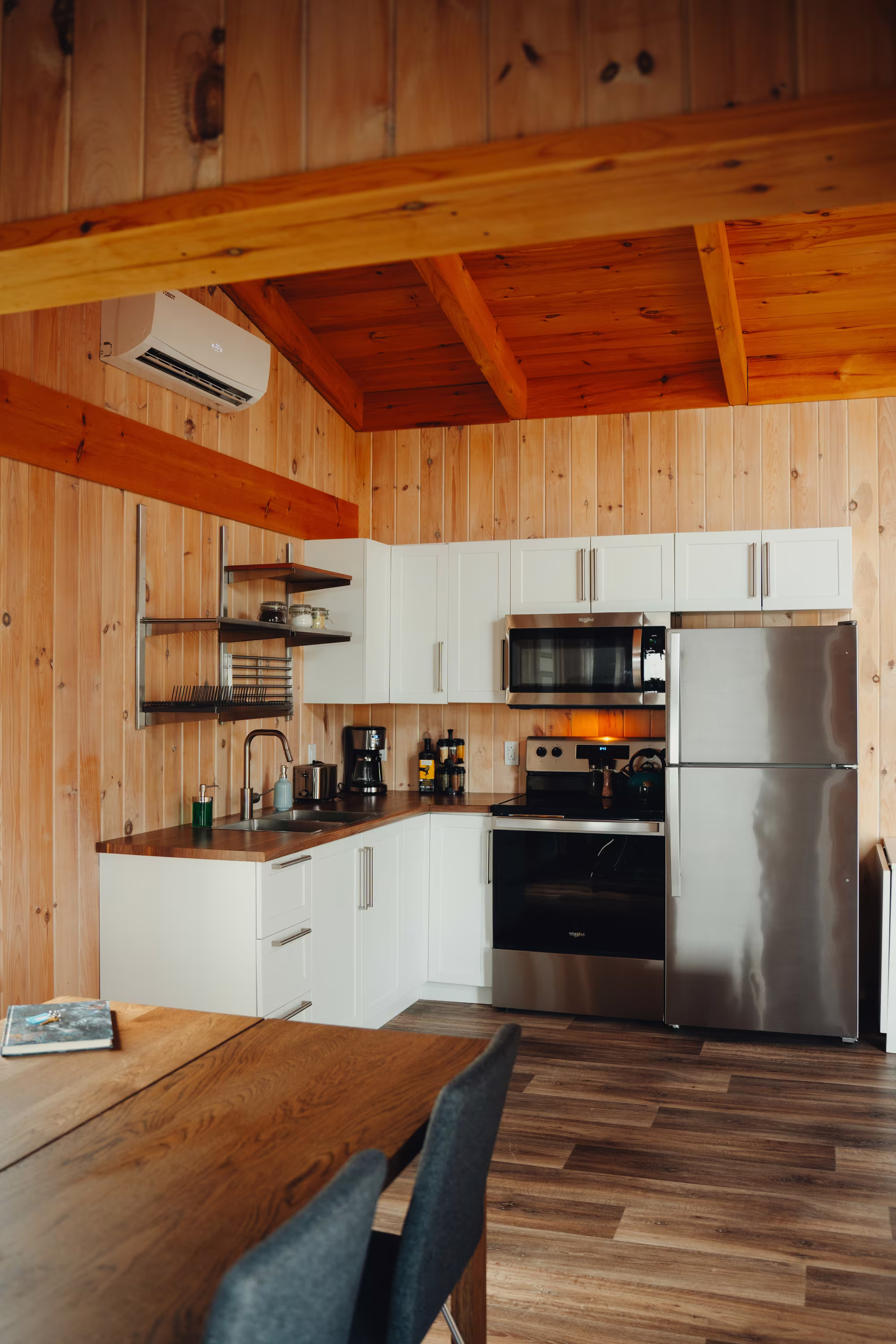 Cuisine du chalet arrière avec réfrigérateur, étagères ouvertes et table