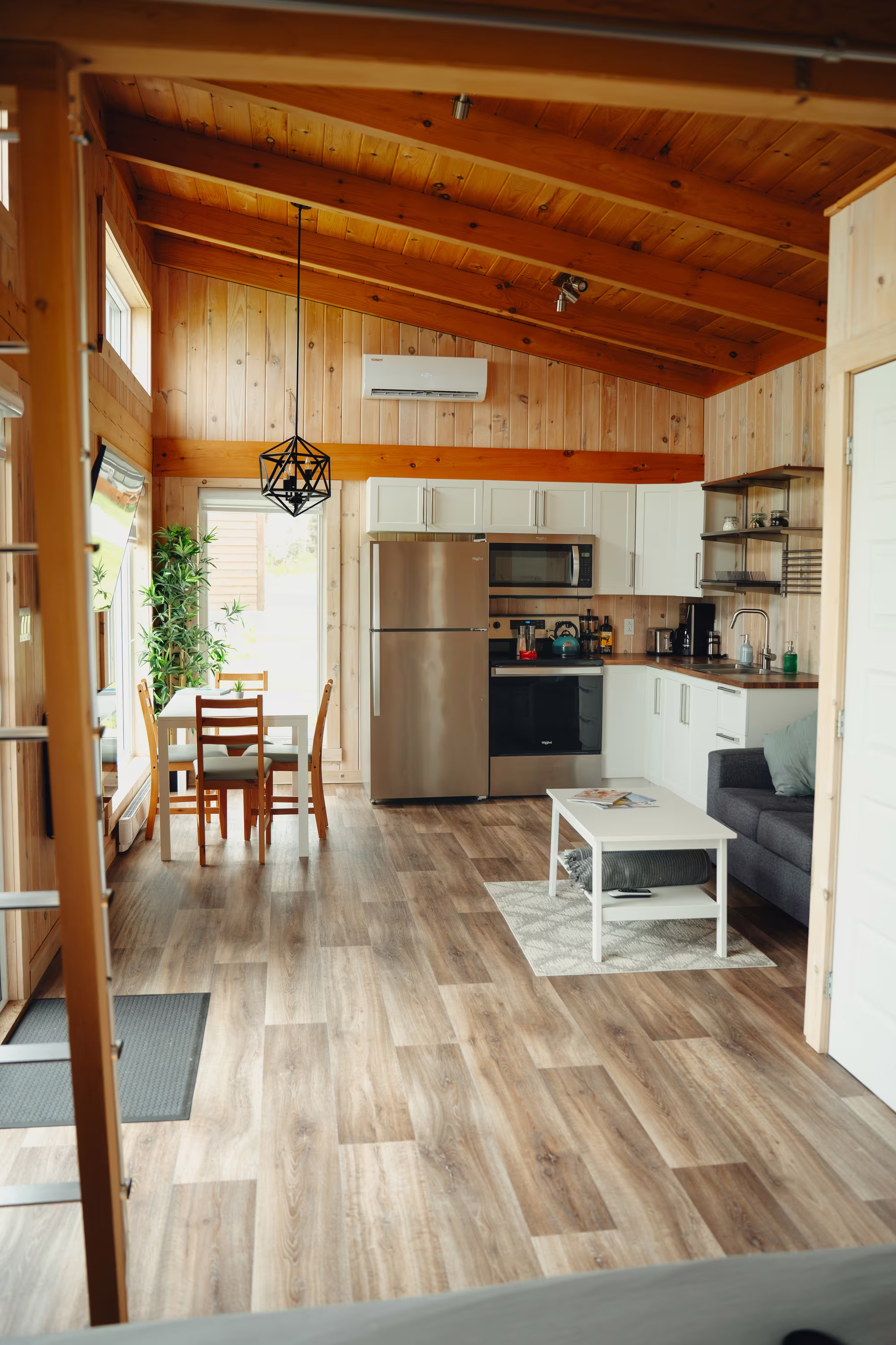 Séjour du chalet arrière donnant sur la cuisine