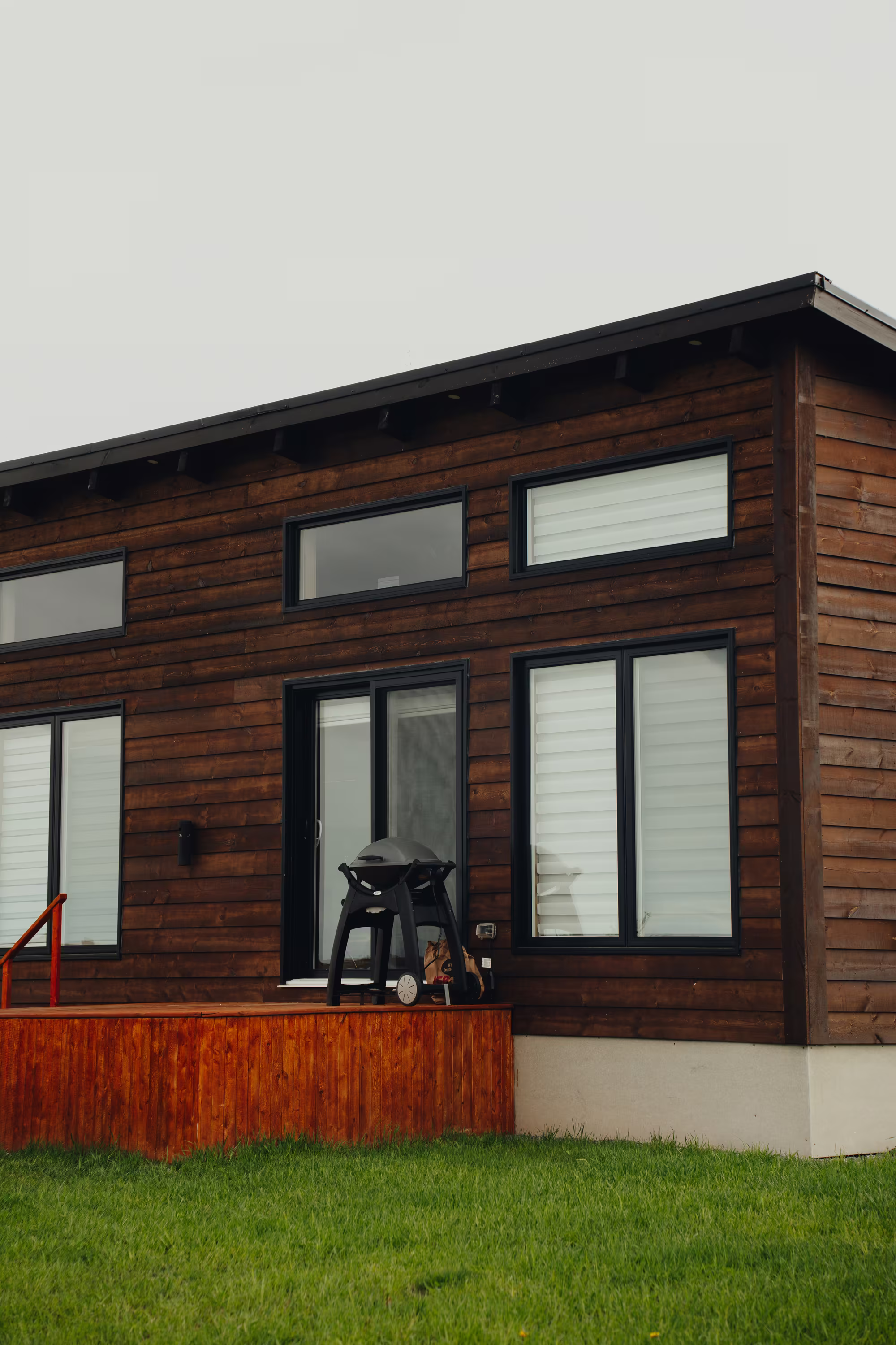 Façade de bois du chalet arrière, avec fenêtres et terrasse