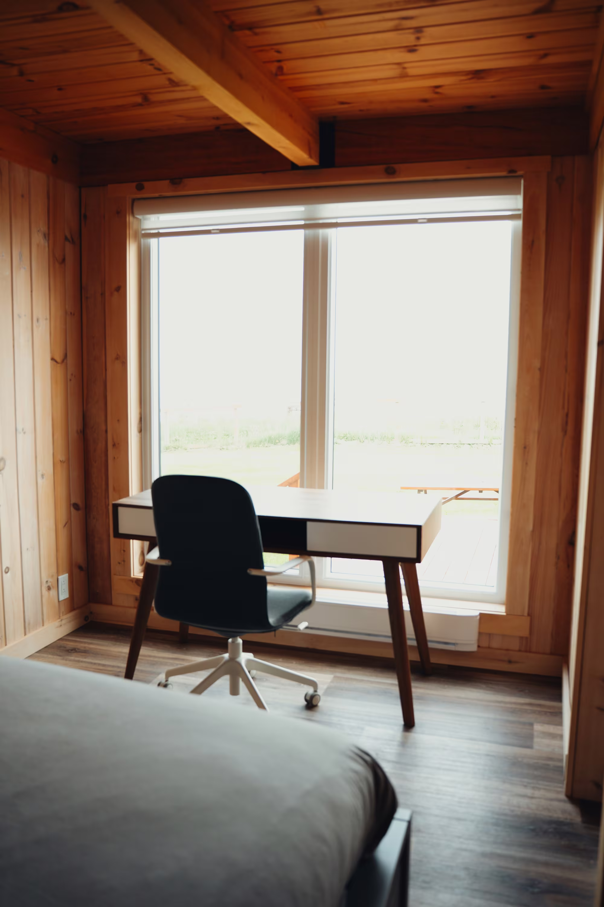 Coin bureau de la chambre du chalet double, devant la fenêtre