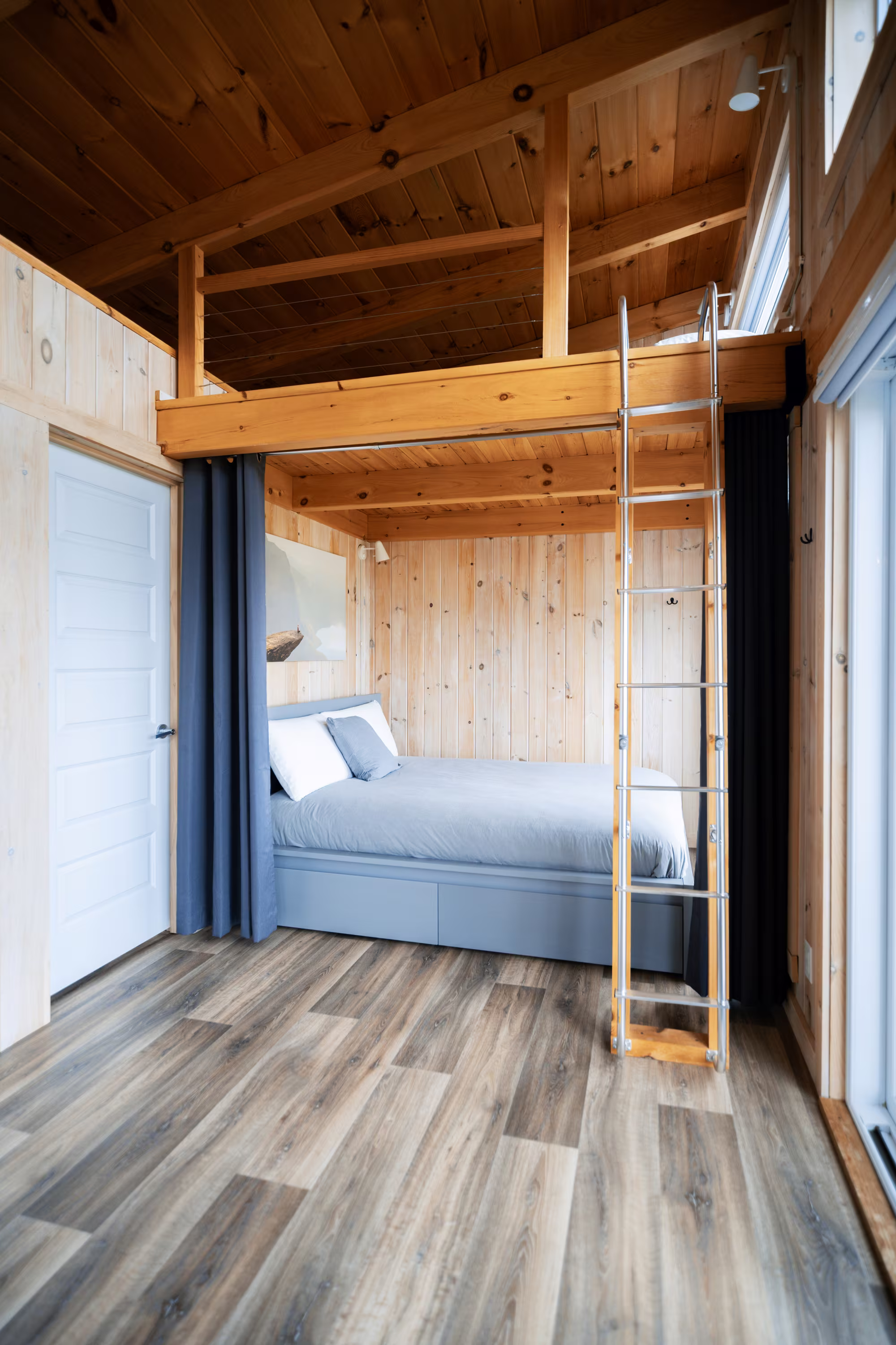 Chambre du chalet double sous la mezzanine, avec lit queen