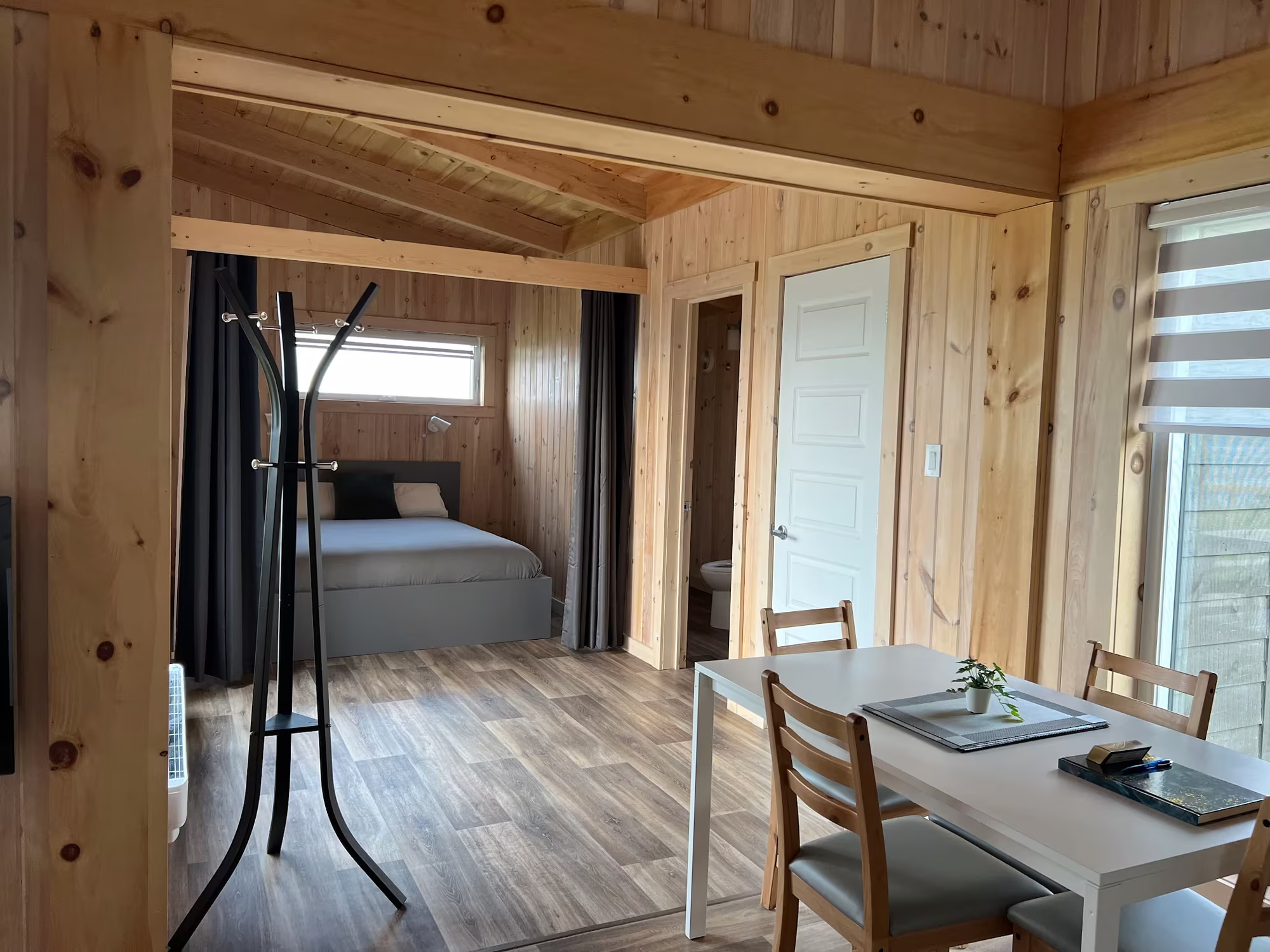 Chambre du chalet double avec coin repas et grande table