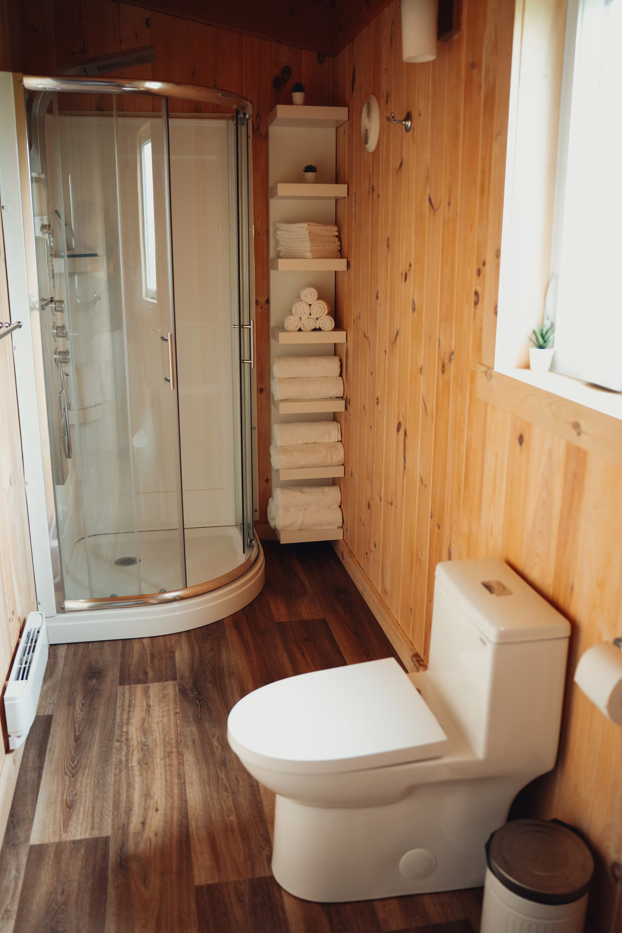 Salle de bain du chalet double avec douche arrondie