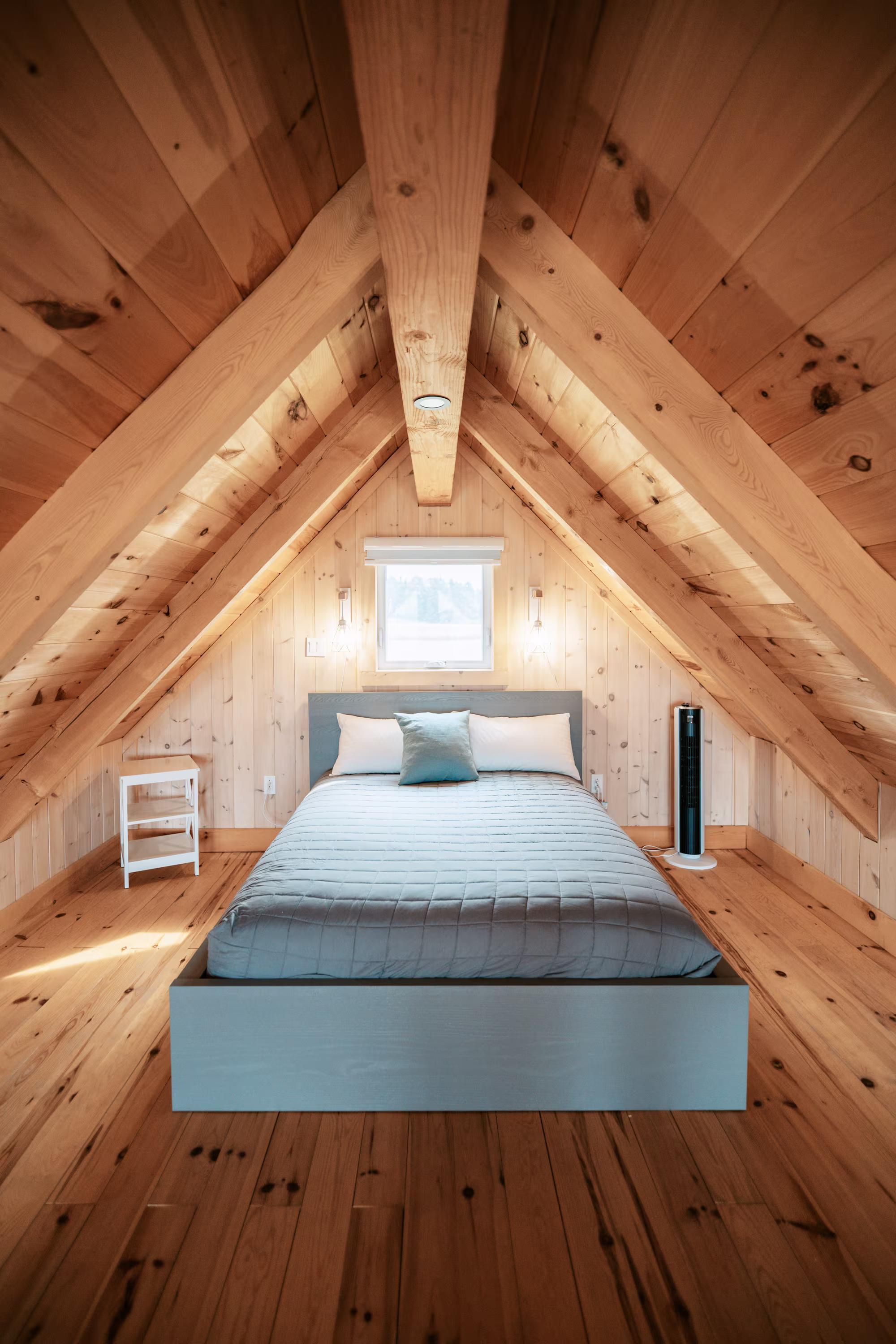 Deuxième chambre du chalet style suisse, à l'étage sous le pignon