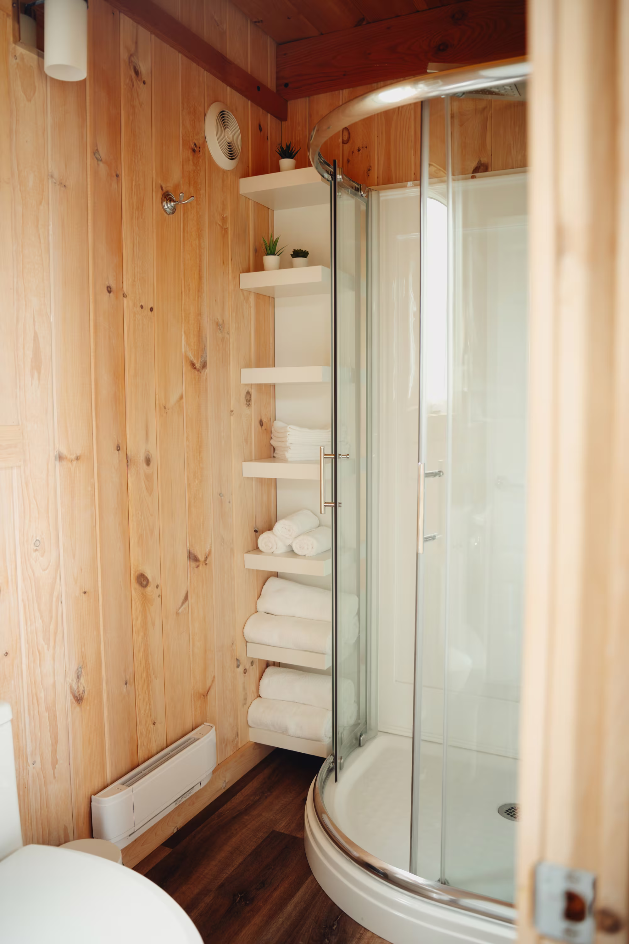 Salle de bain du chalet style suisse avec douche arrondie