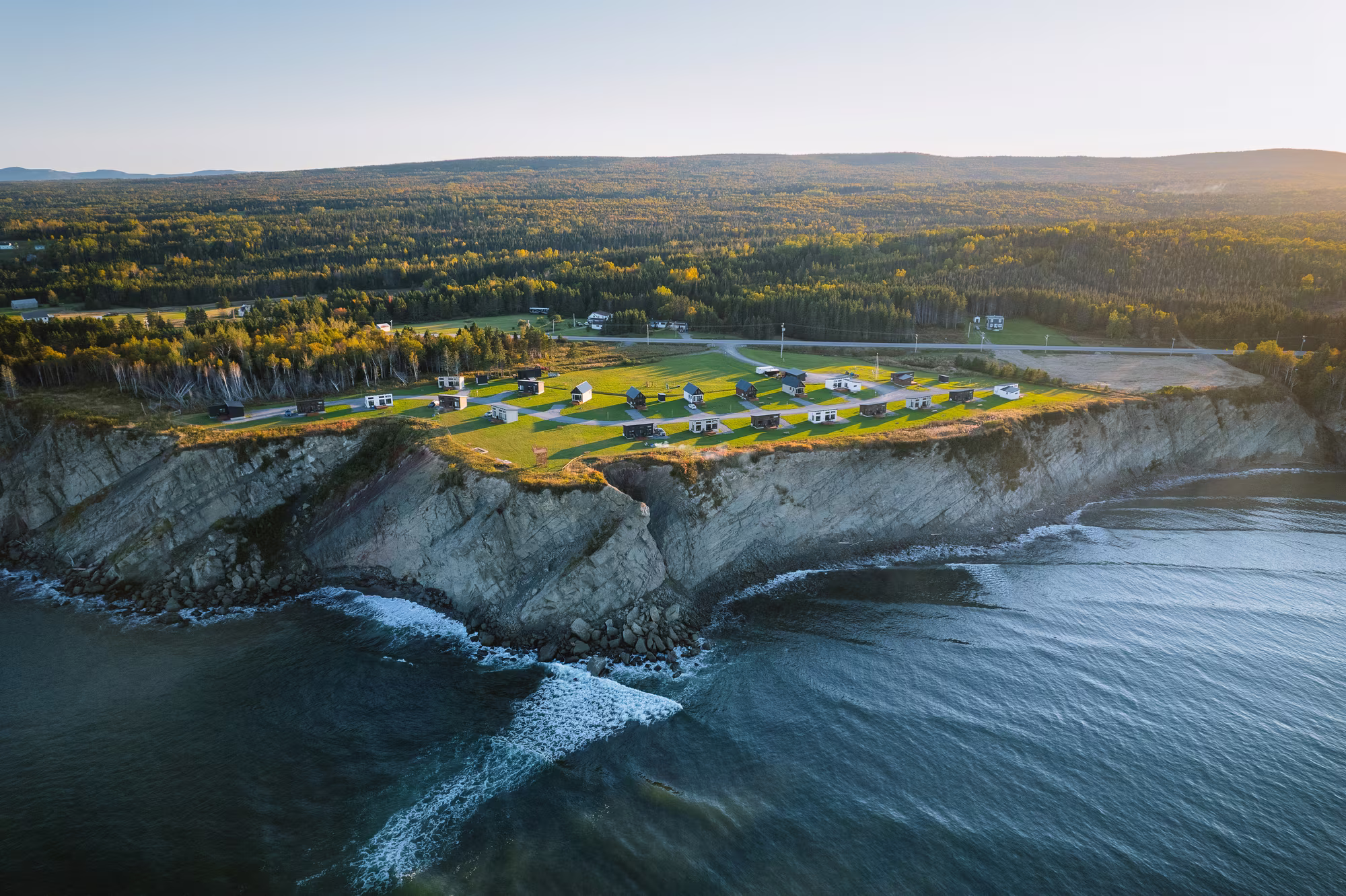 Les falaises et la forêt aux couleurs d'automne en Gaspésie