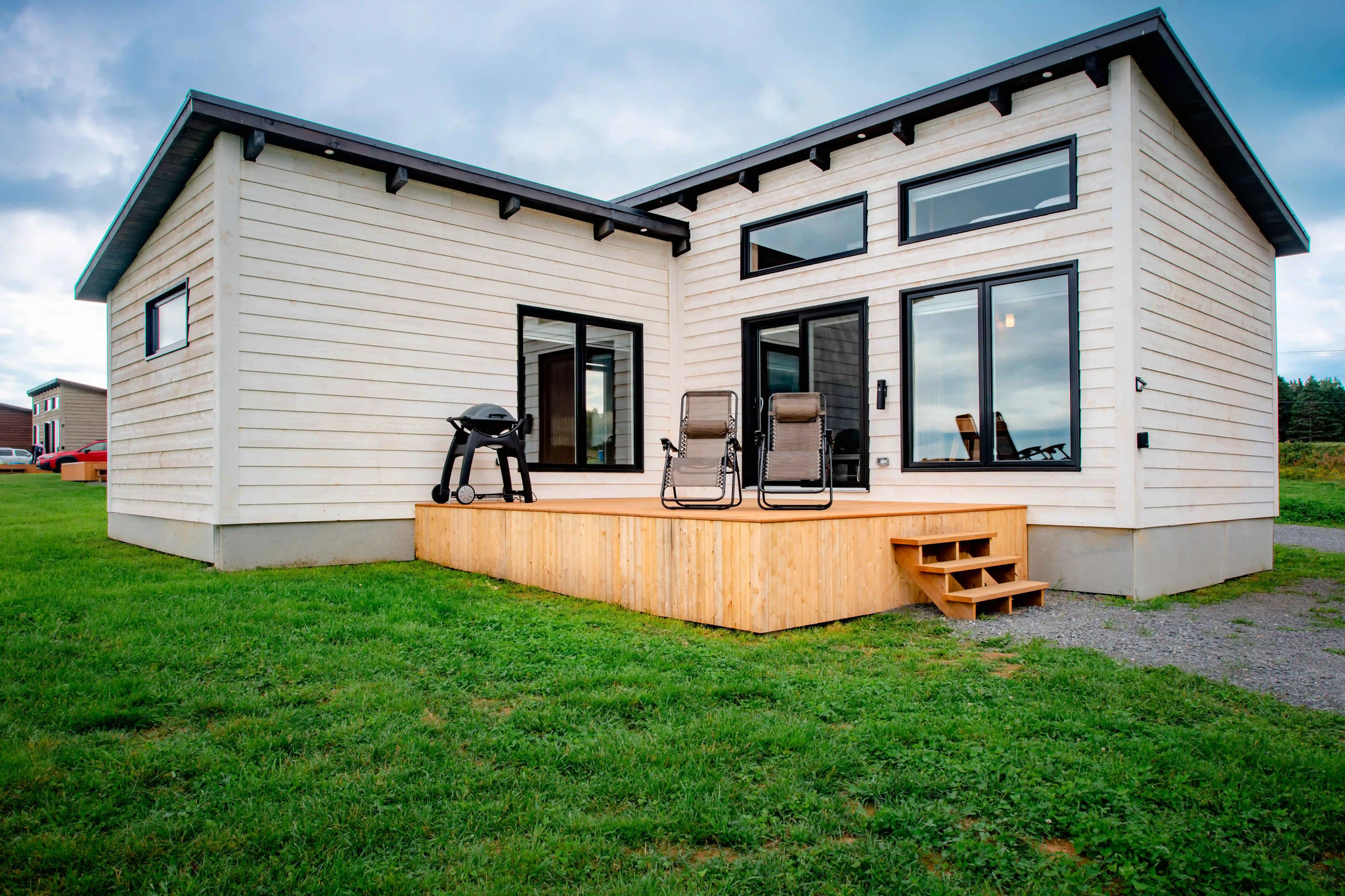 Extérieur d'un chalet des Chalets Nautika avec terrasse