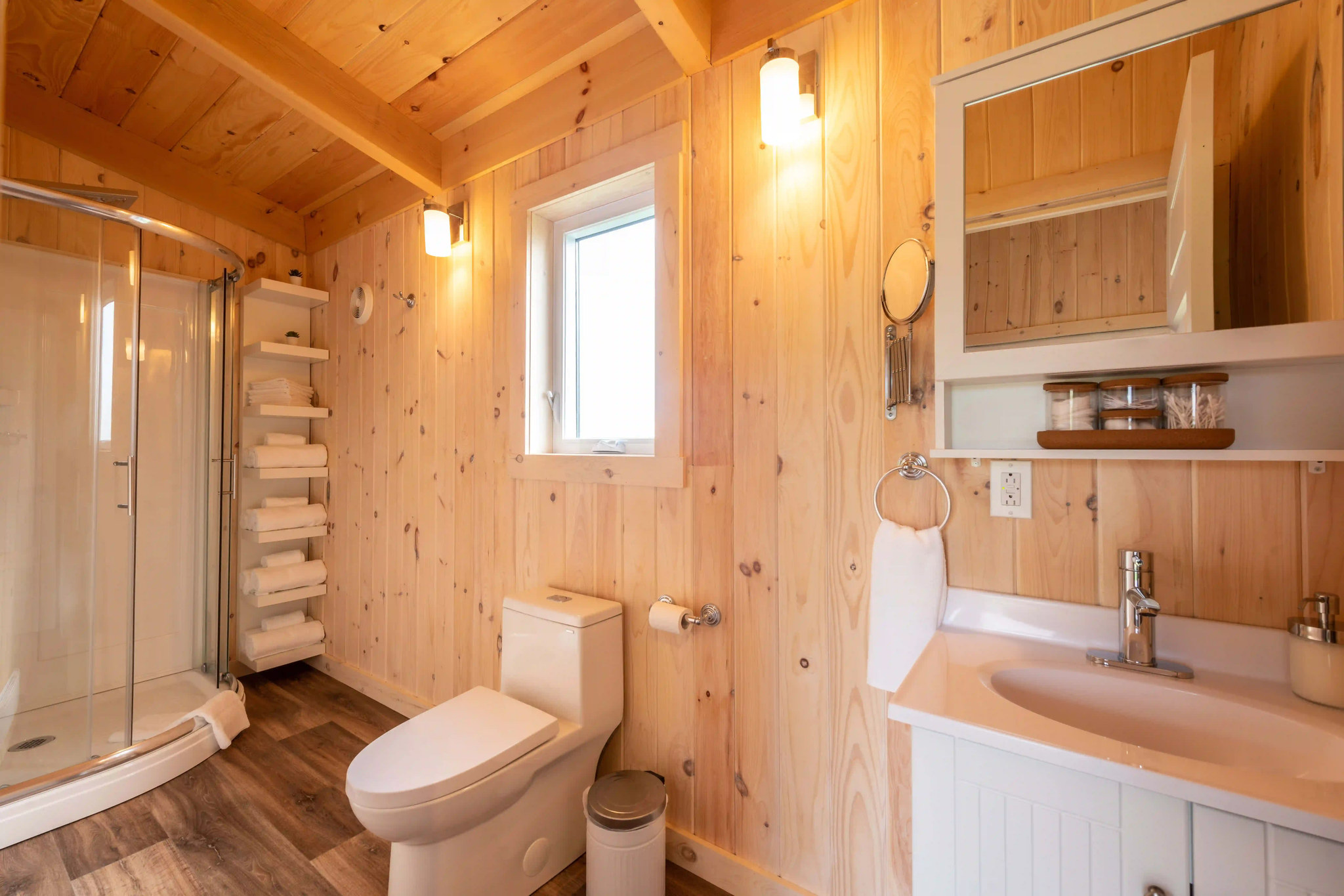 Salle de bain du chalet avec douche, lavabo et rangement