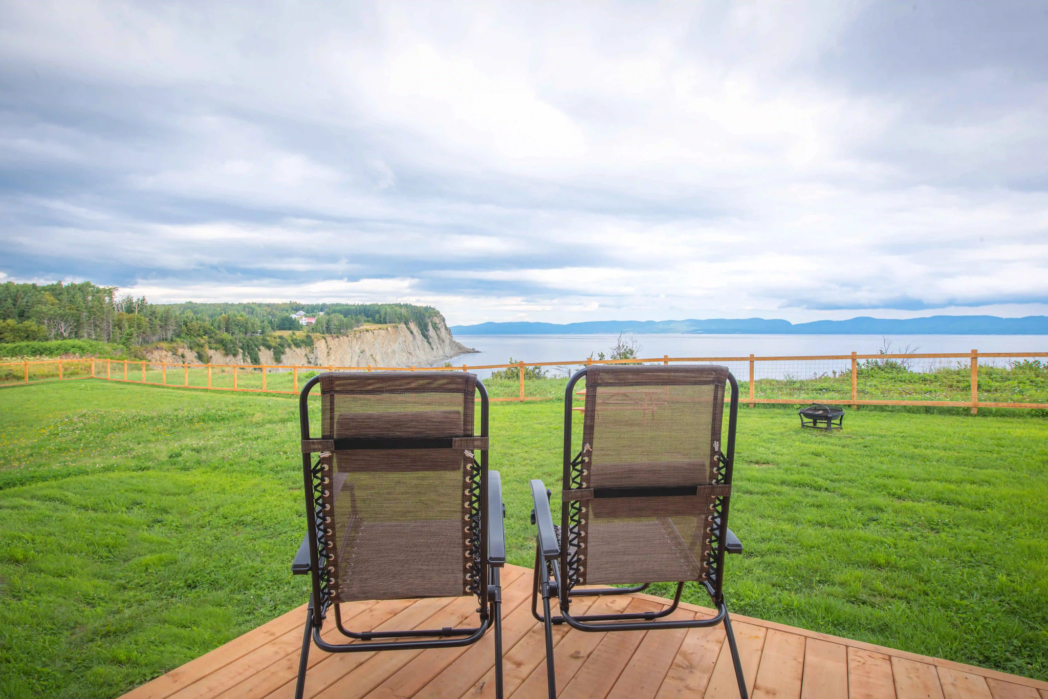 Chaises longues sur la terrasse face à la baie de Gaspé