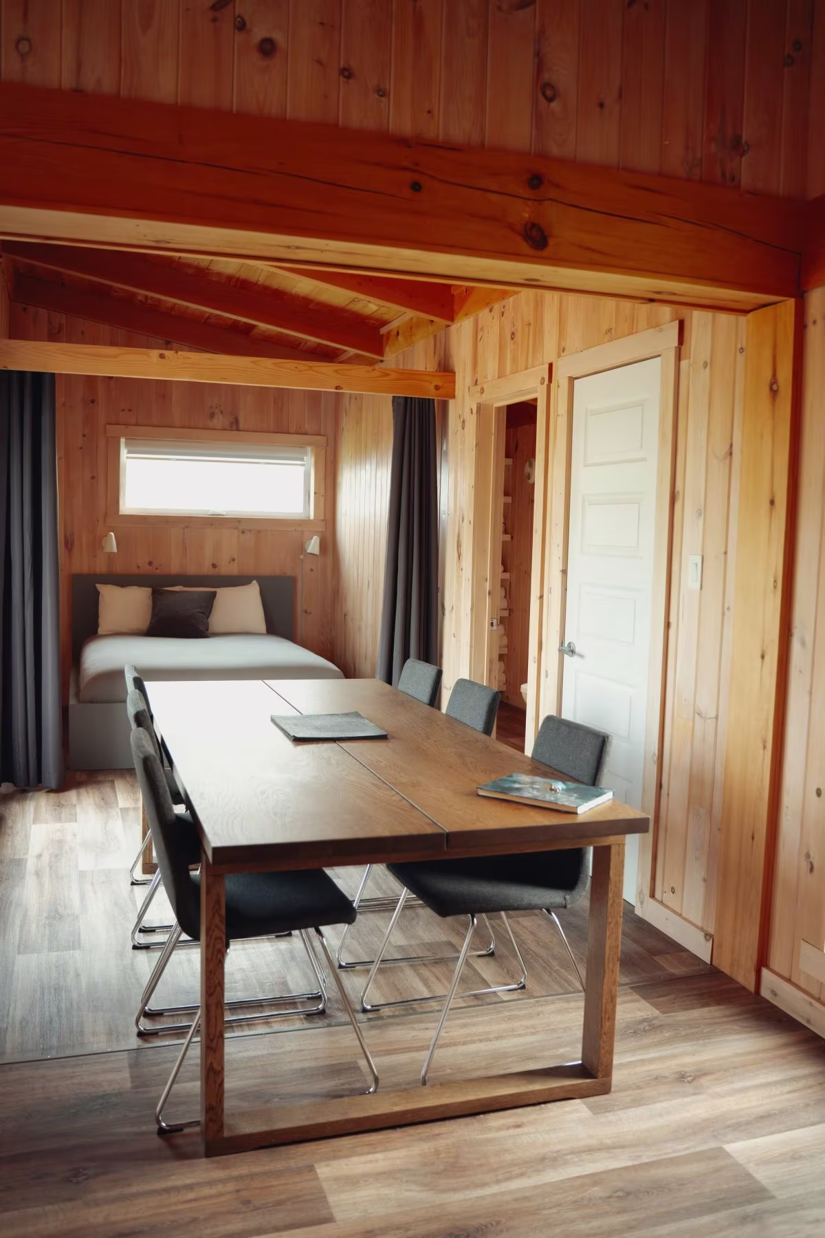 Der große Esstisch, an dem mehrere Gäste aus dem hinteren Doppelchalet Platz finden