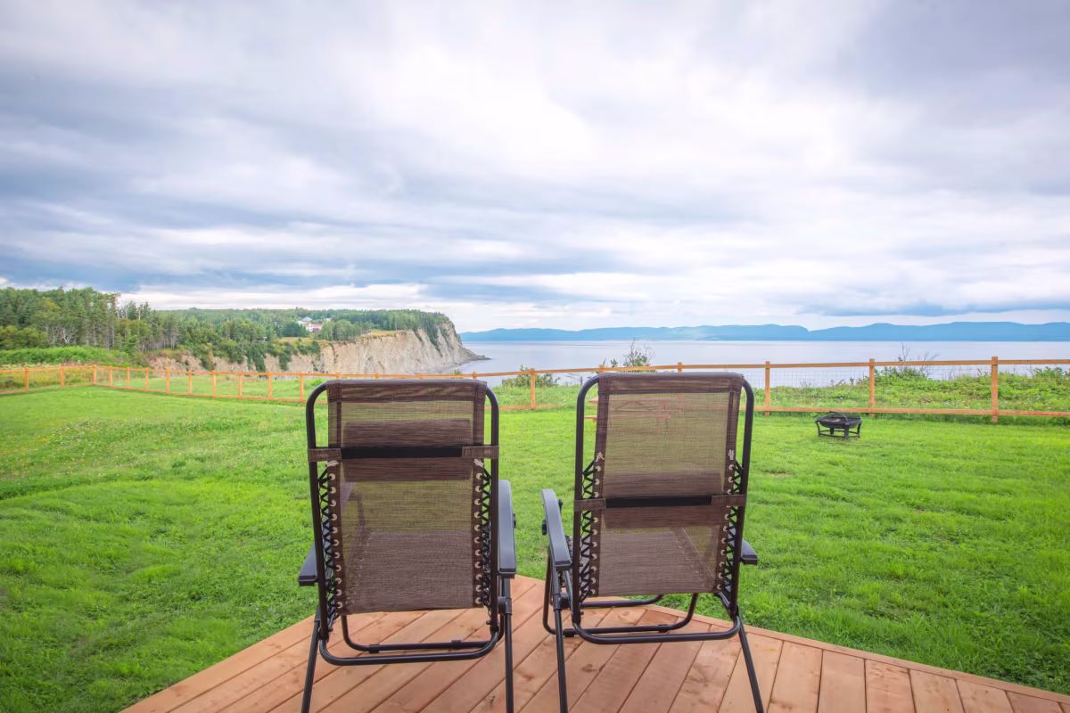 Liegestühle auf der Terrasse mit Blick auf die Bucht von Gaspé