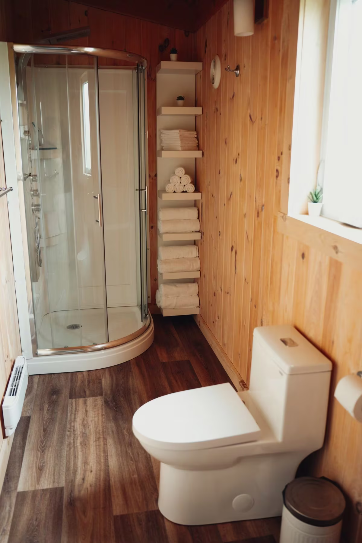 Das Badezimmer mit runder Dusche und Toilette im hinteren Doppelchalet