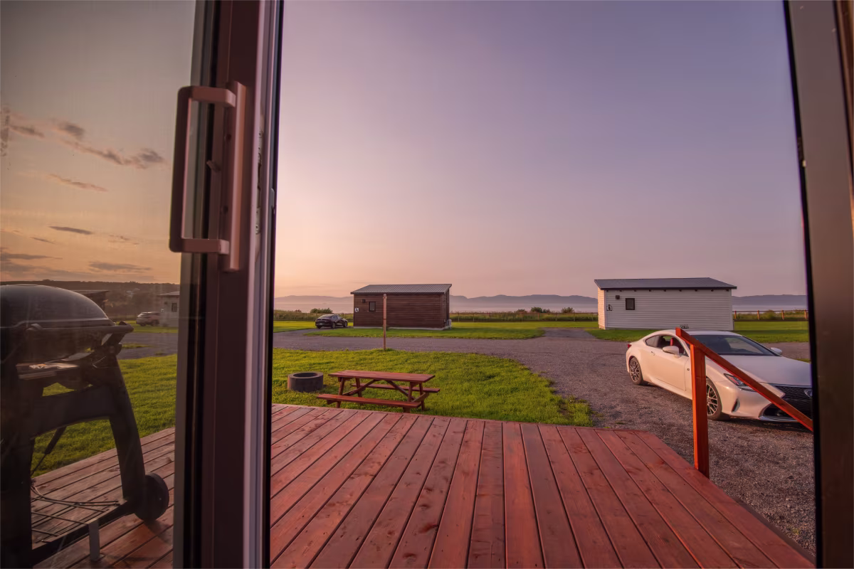 Vue sur la baie depuis la terrasse d'un chalet arrière