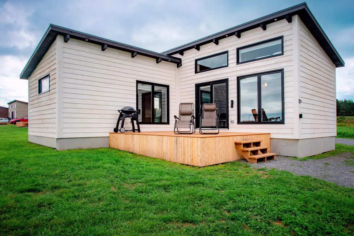 Außenansicht eines Chalets der „Chalets Nautika“ mit Terrasse