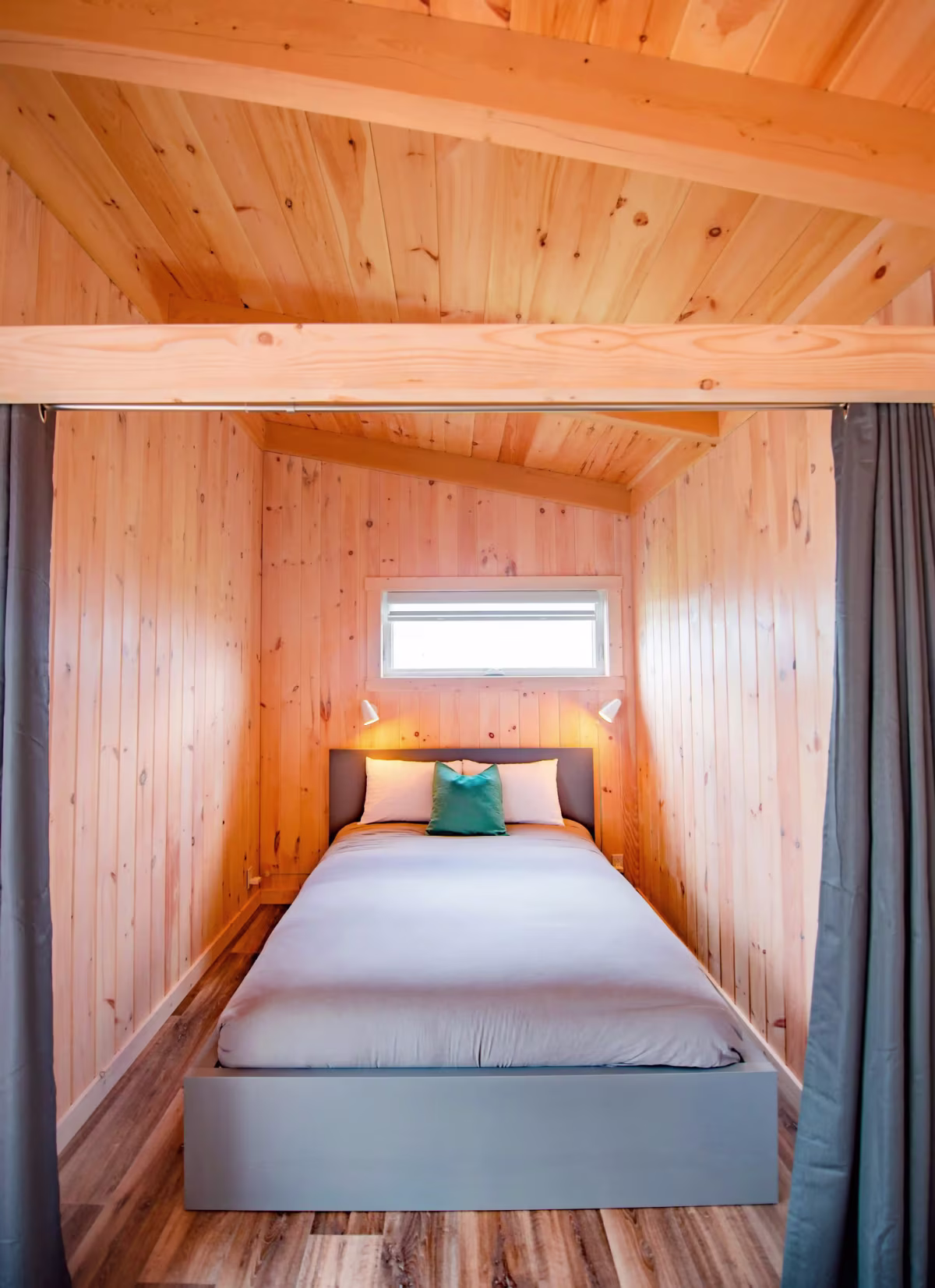 Bett unter dem Giebel in einem Doppelchalet