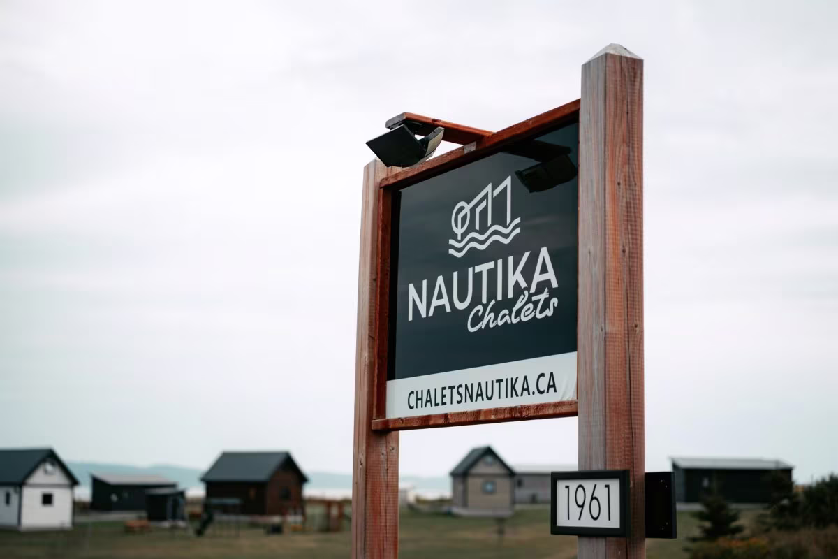 Enseigne de bois des Chalets Nautika à l'entrée du site