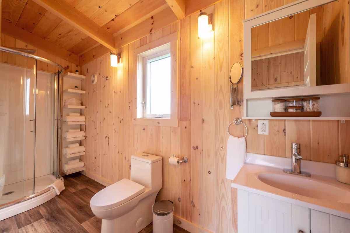 Badezimmer des Chalets mit Dusche, Waschbecken und Stauraum