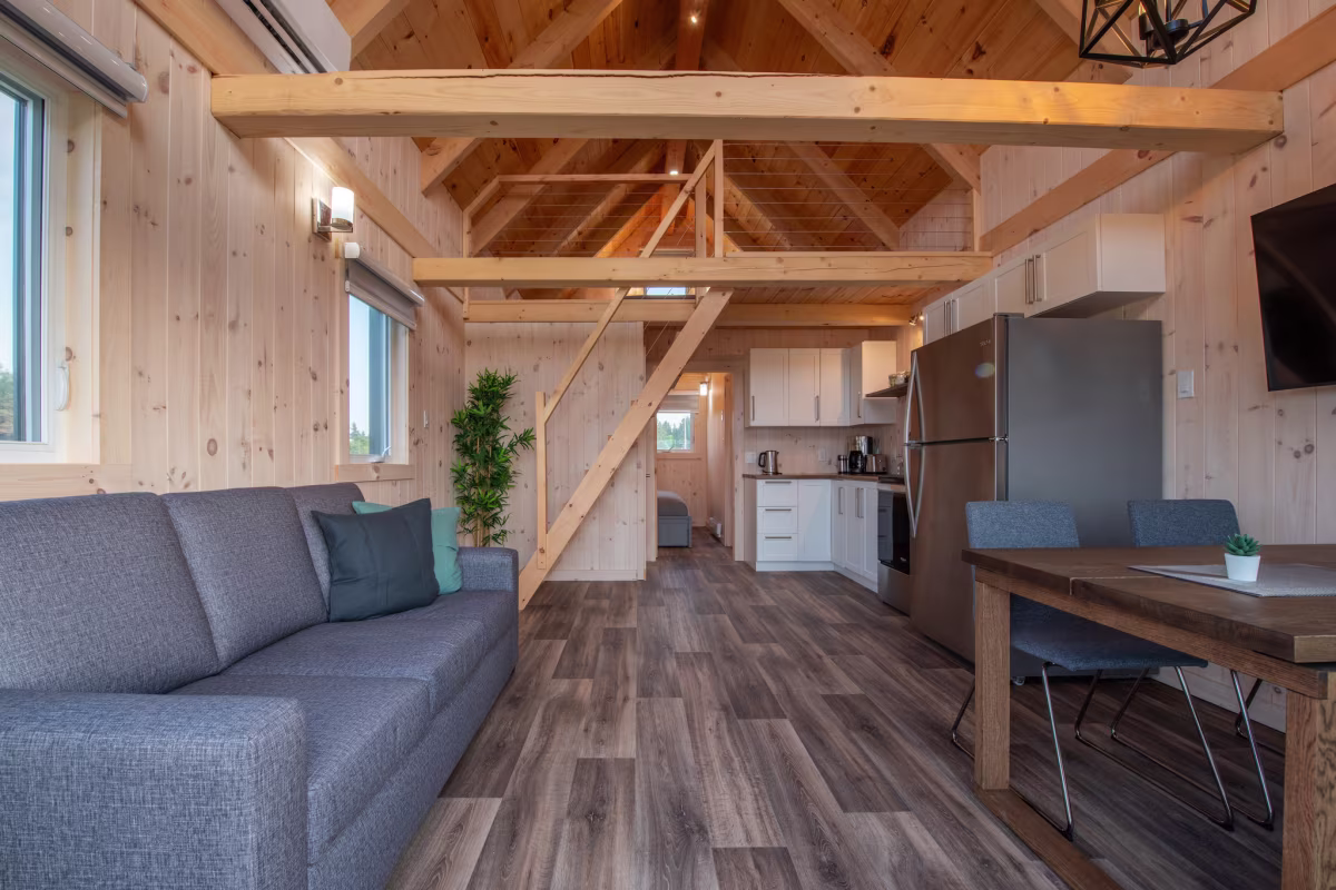 Séjour du chalet style suisse avec divan-lit et mezzanine