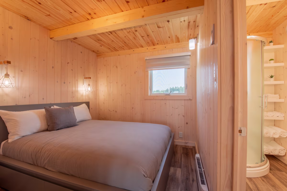Chambre avec lit queen dans le chalet style suisse