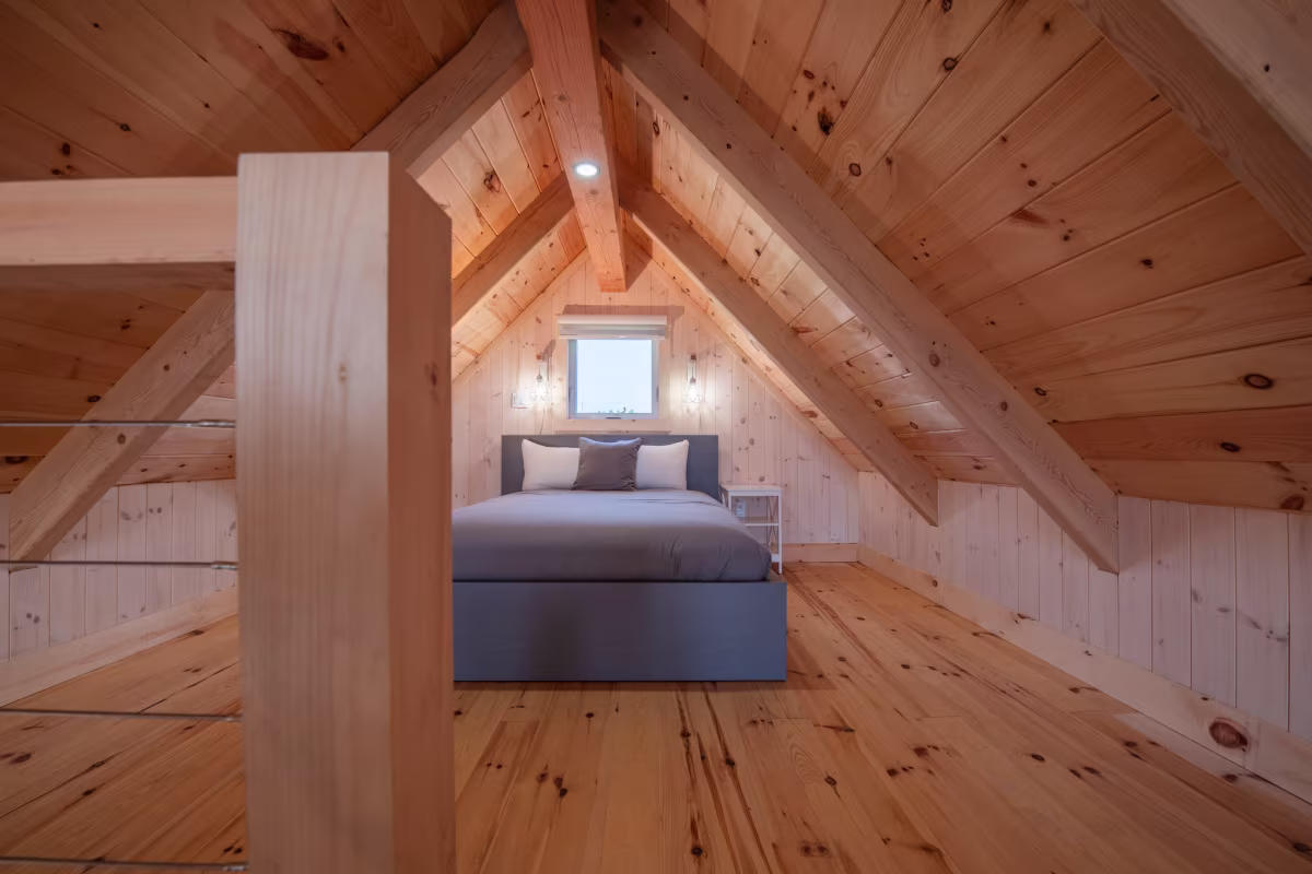Chambre à l'étage sous le pignon du chalet style suisse