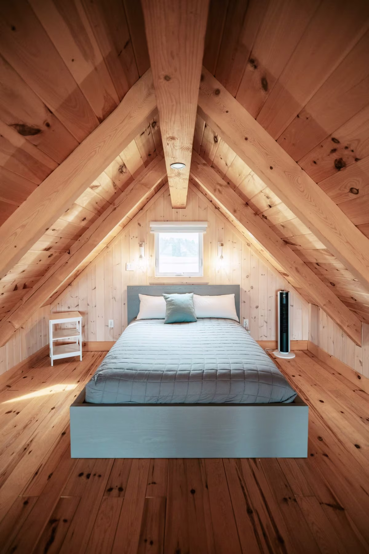La deuxième chambre, à l'étage sous le pignon du chalet style suisse