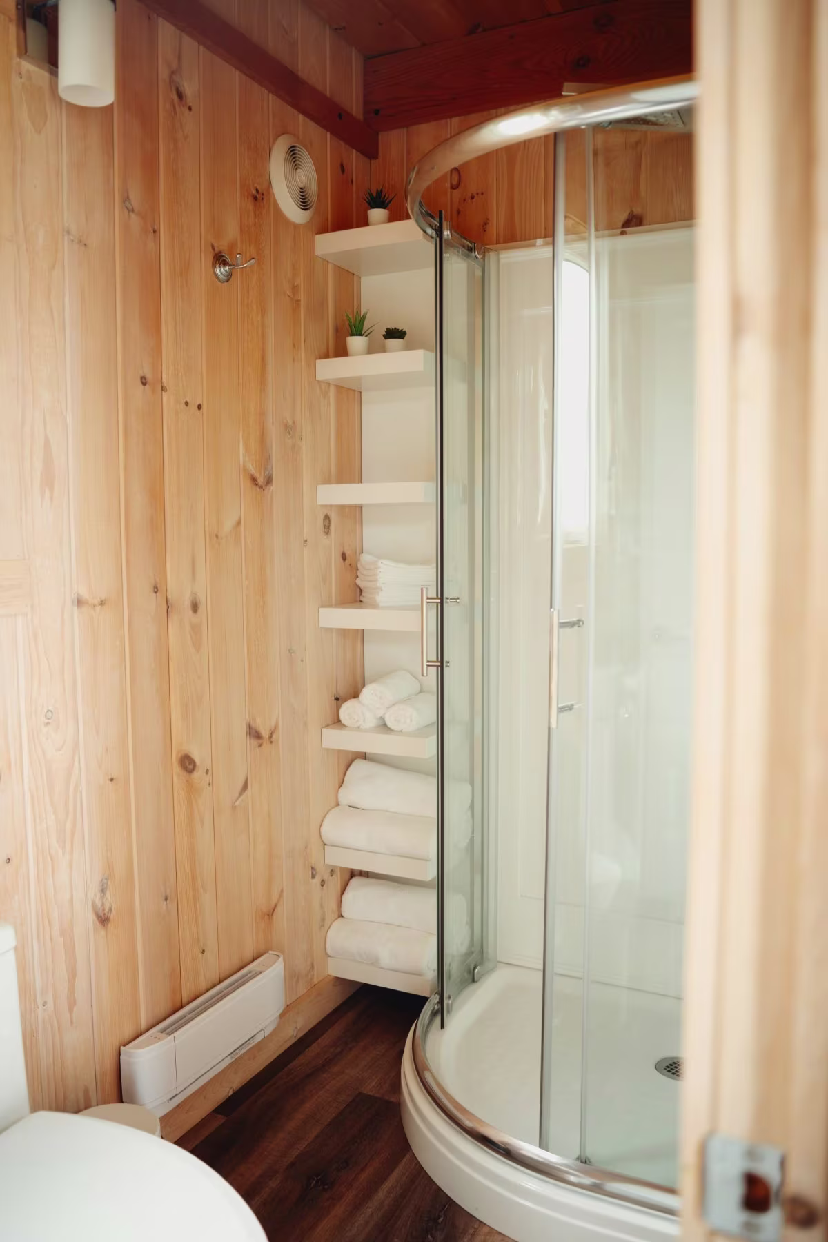 La salle de bain avec douche arrondie du chalet style suisse