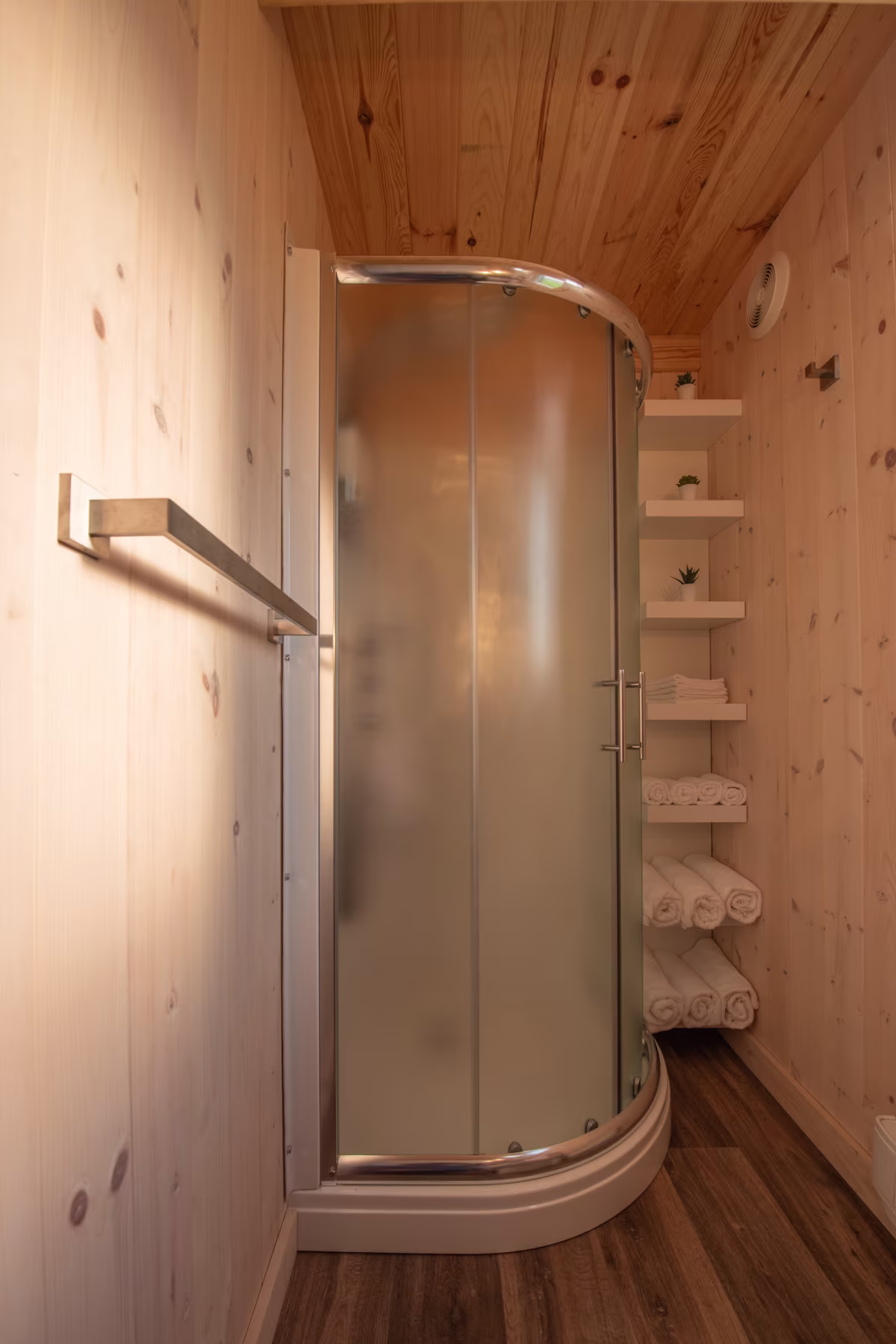 Douche arrondie de la salle de bain du chalet style suisse