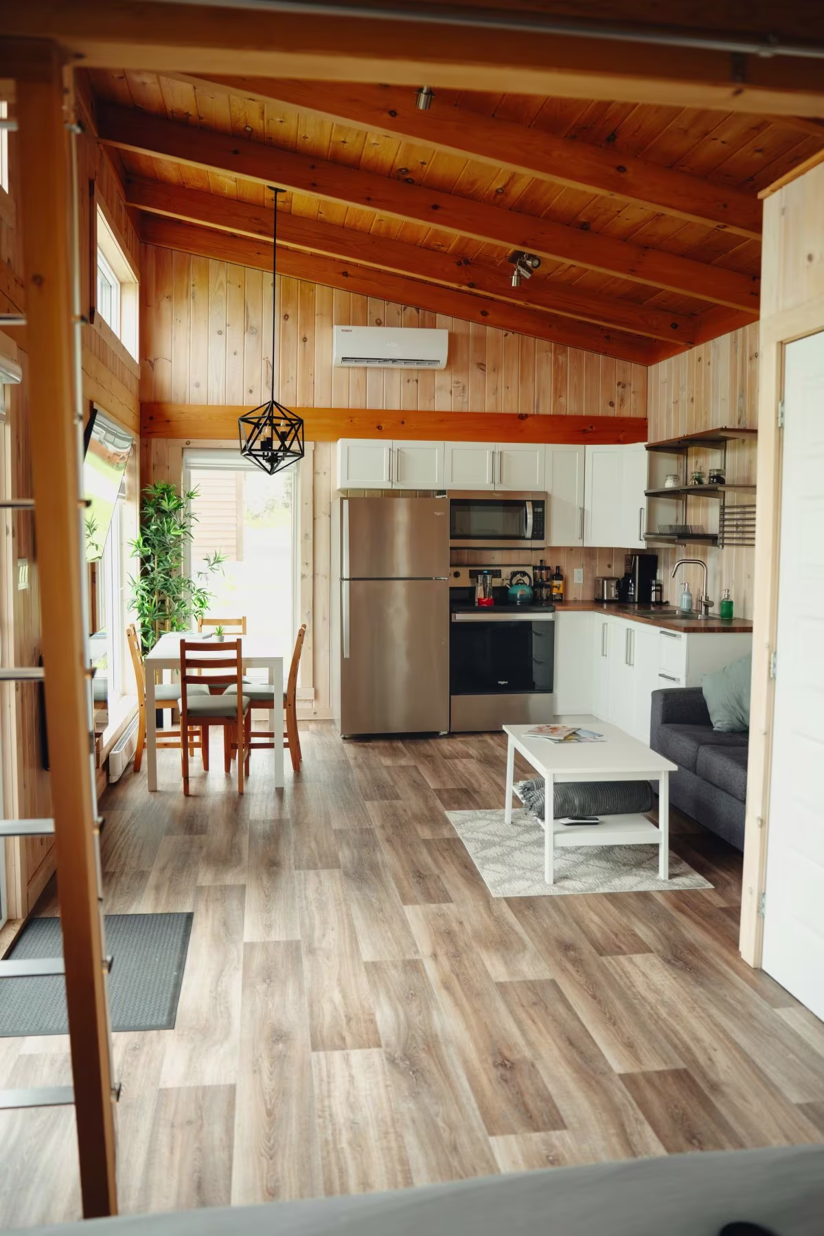 后排小屋中面向厨房的客厅