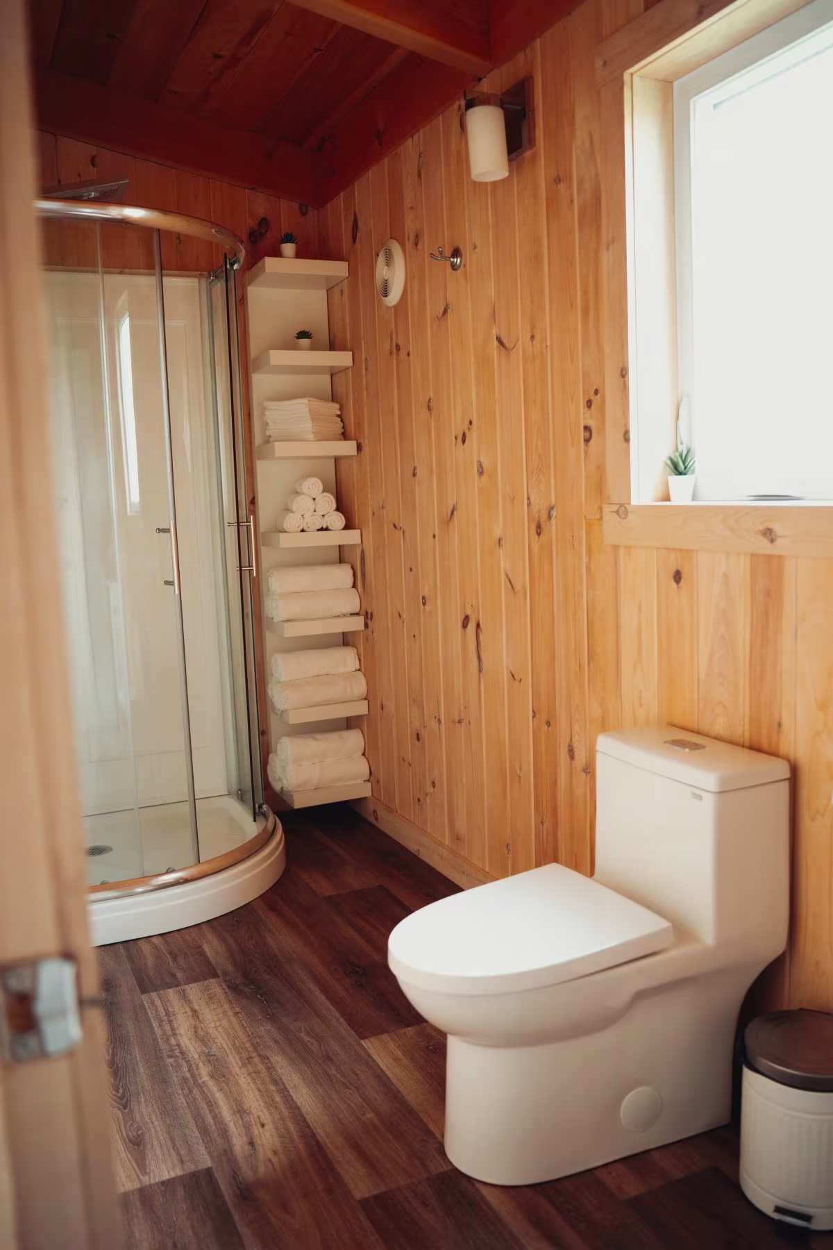 后排小屋内带圆形淋浴间和卫生间的浴室