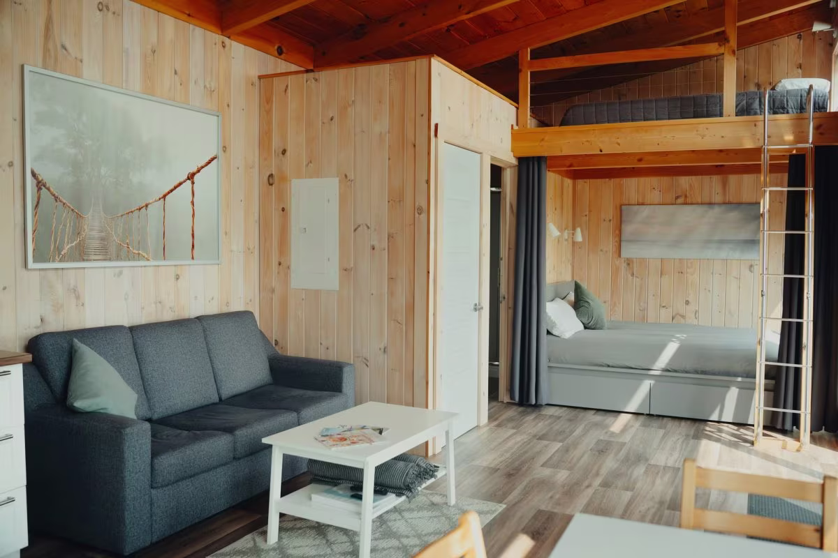 Das Wohnzimmer mit seinem Zwischengeschoss im Obergeschoss des vorderen Chalets
