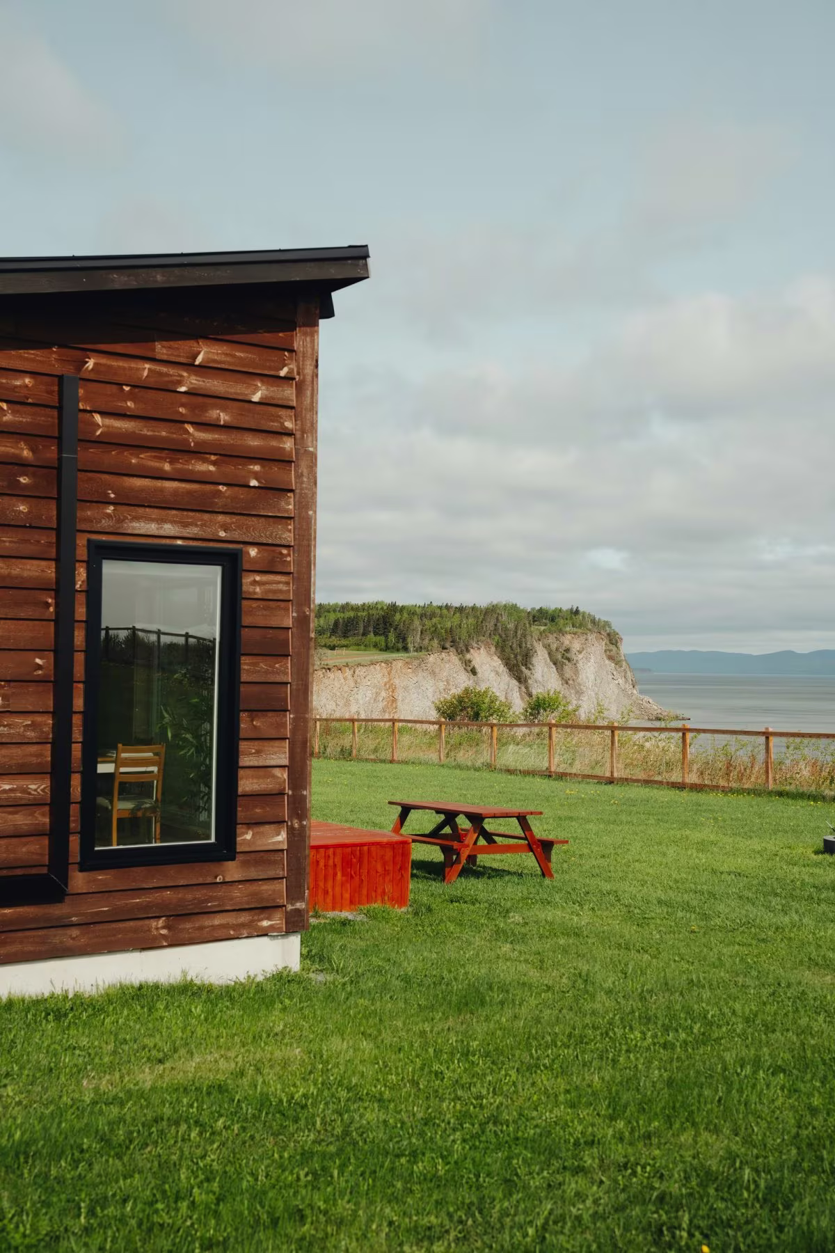 Das Chalet am Rand der Klippe, das Meer im Hintergrund des vorderen Chalets