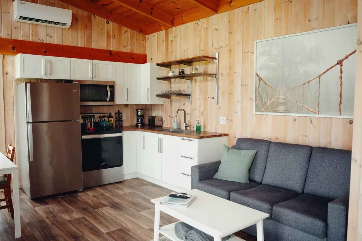 Die zum Wohnzimmer hin offene Küche mit Sofa und Couchtisch aus dem vorderen Teil des Chalets