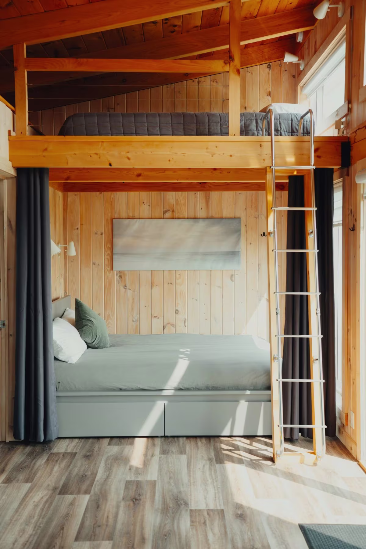 Das Zimmer unter dem Zwischengeschoss mit dem Holzgeländer des vorderen Chalets