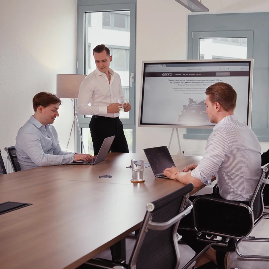 Teammeeting mit Henning Hartmann, Jonas Schneider und Paul bei Gekko Marketing Düsseldorf