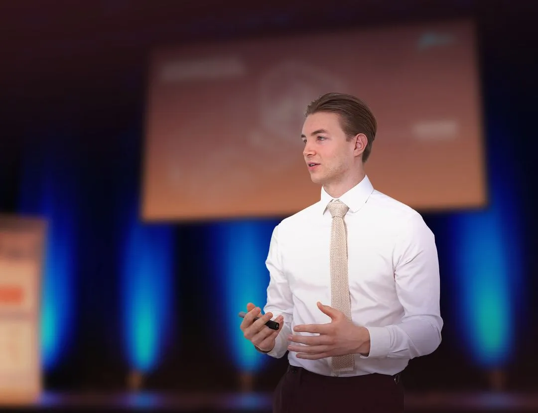 Henning von Gekko Marketing präsentiert Recruiting-Strategien bei einem Workshop auf der Bühne.