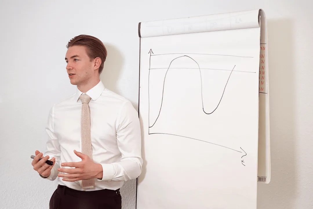 Henning von Gekko Marketing erklärt Recruiting-Strategien am Whiteboard