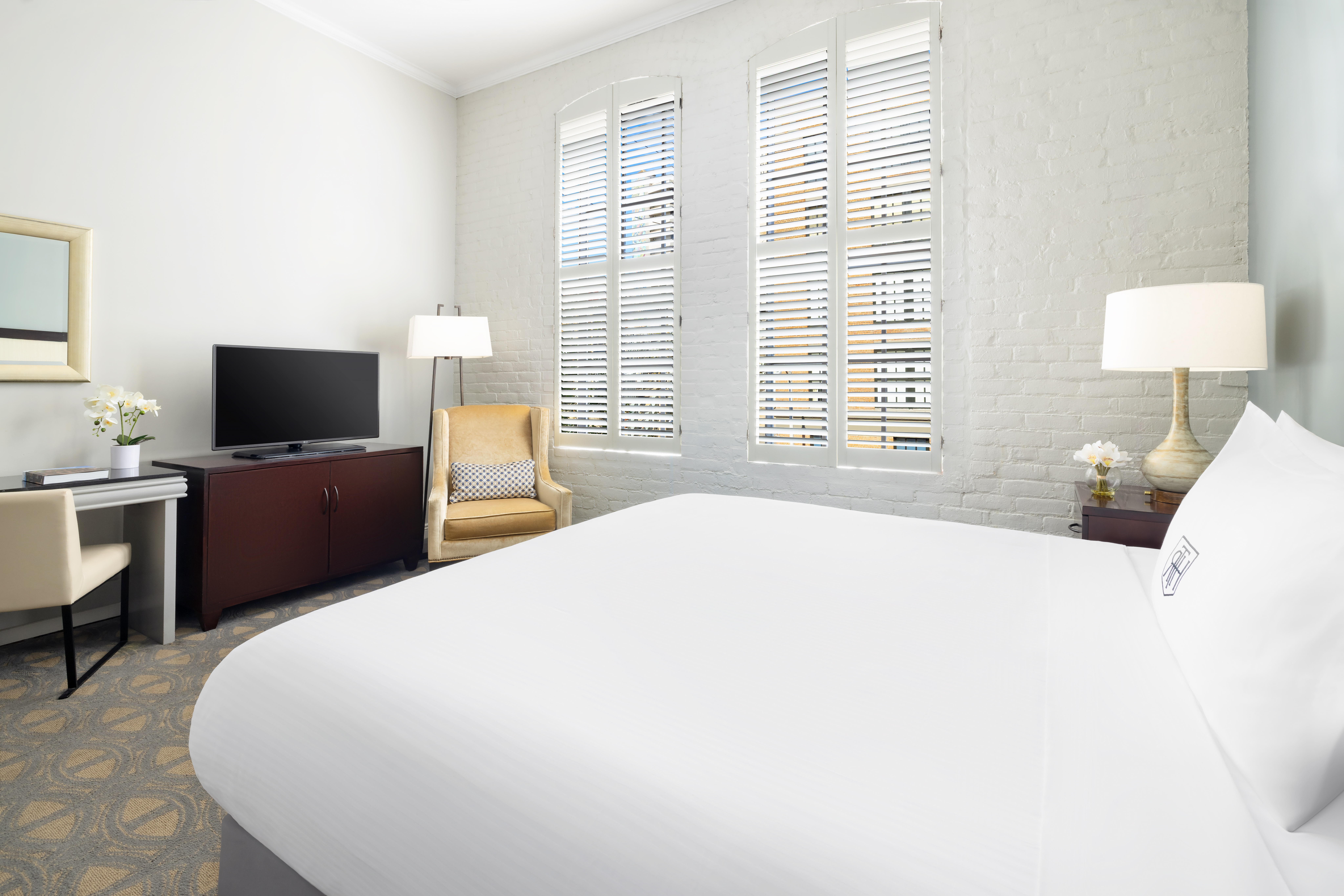 Premier King Historic bedroom with window view and desk