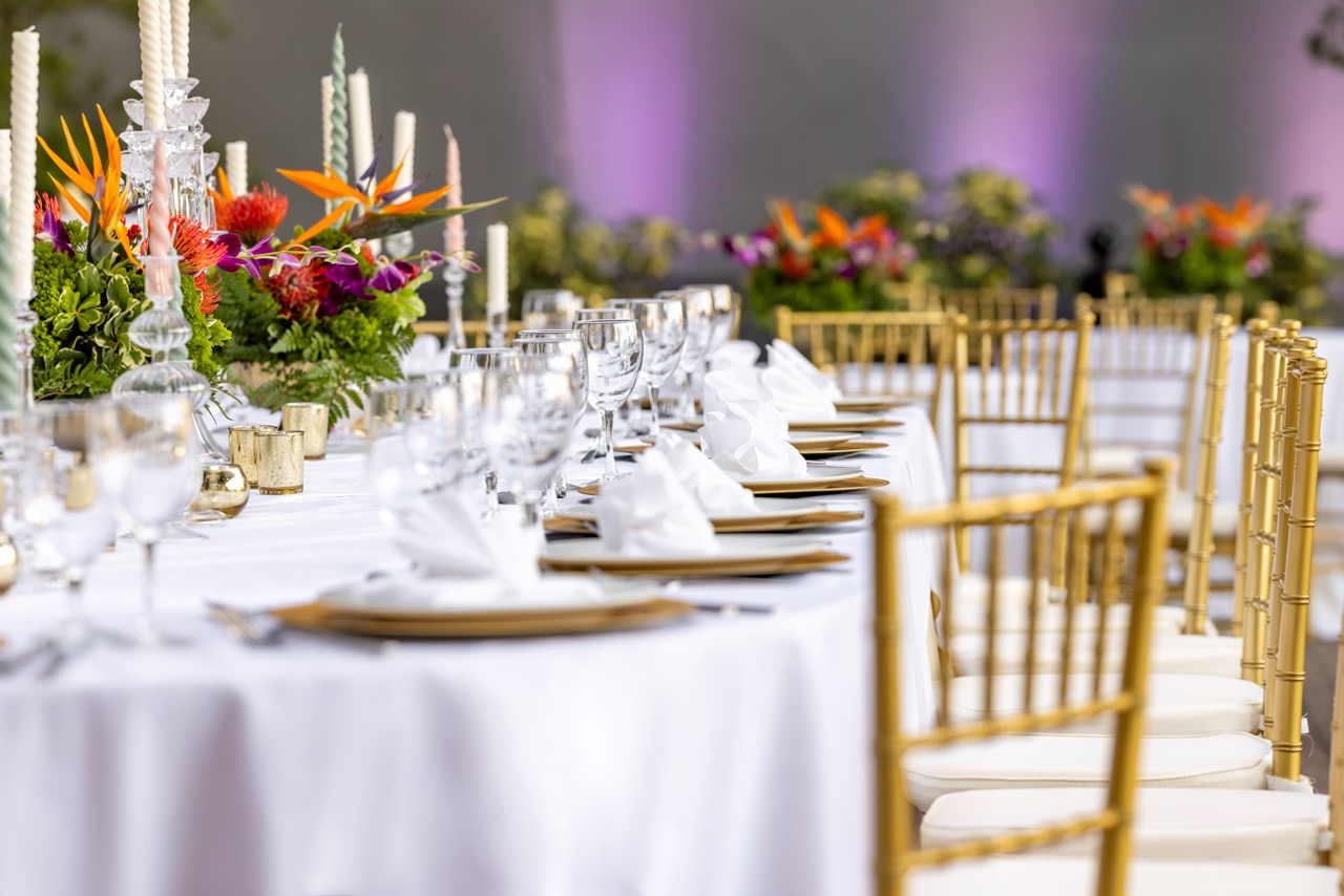 fine dining Banquet with plates, napkins and flowers