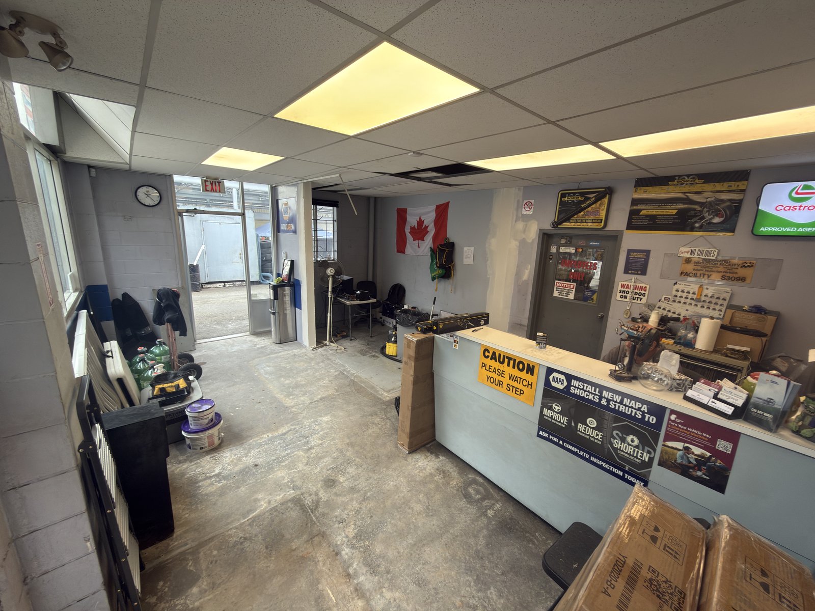 Granville & Avery front office and counter before the renovation