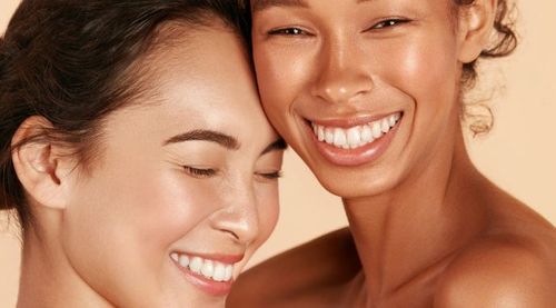 علاجات تفتيح البشرة لتوحيد اللون ومنح إشراقة صحية.