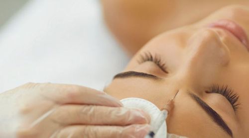 حقن الفيلر مع الليدوكائين لتقليل الألم وتحقيق نتائج تجميلية مثالية.