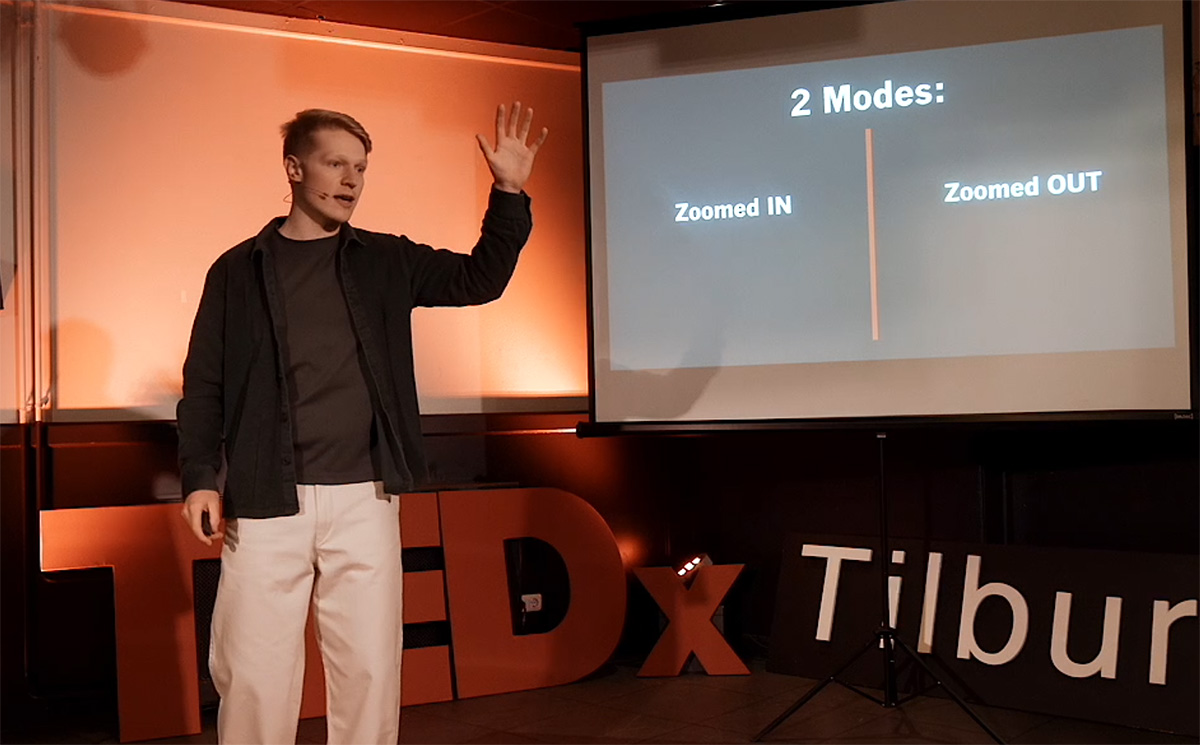 Picture of Freek explaining the zoom in - out method at TEDx Tilburg.