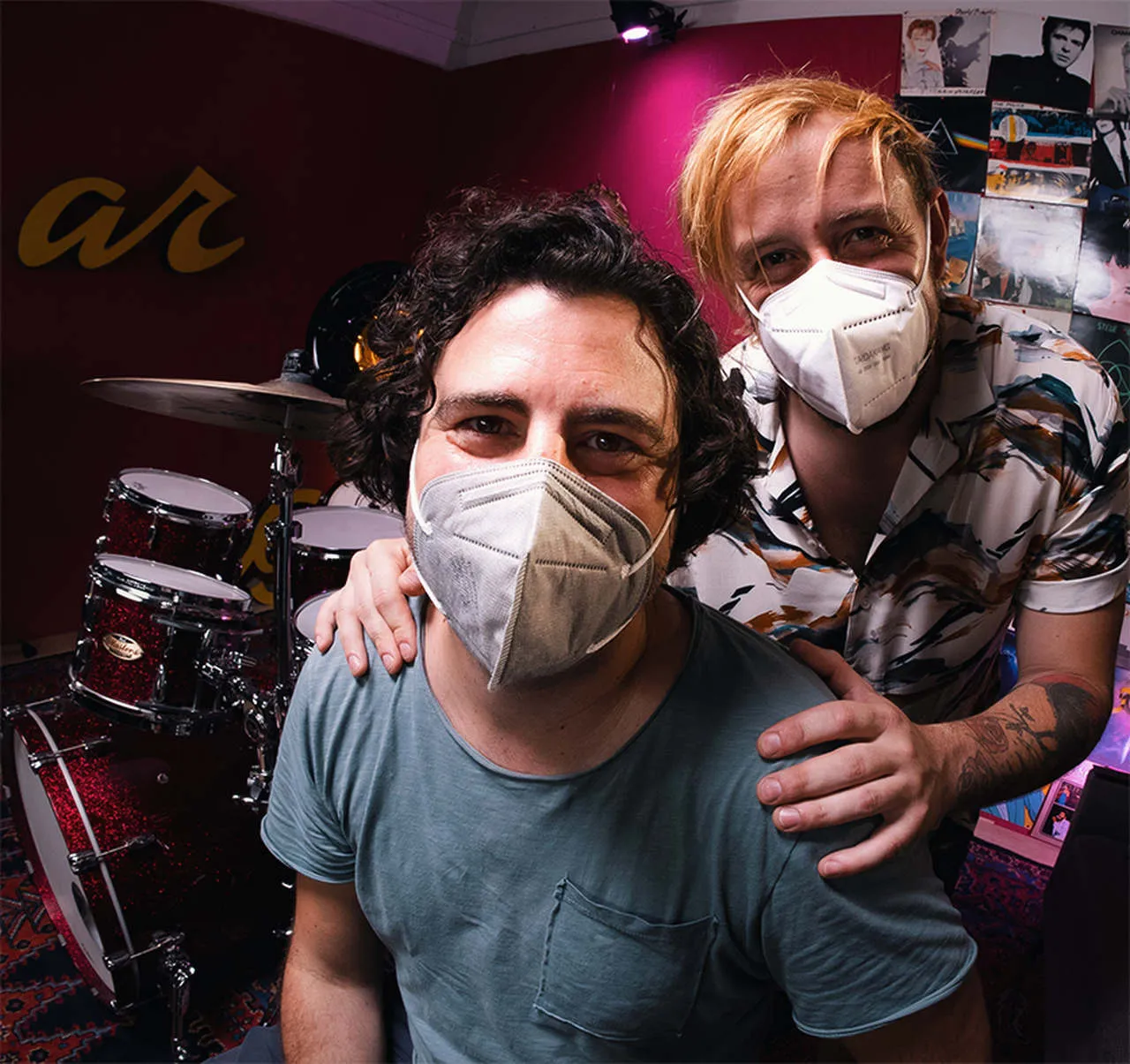 Simon Scheibel und Manu sehen stolz vor der Kamera