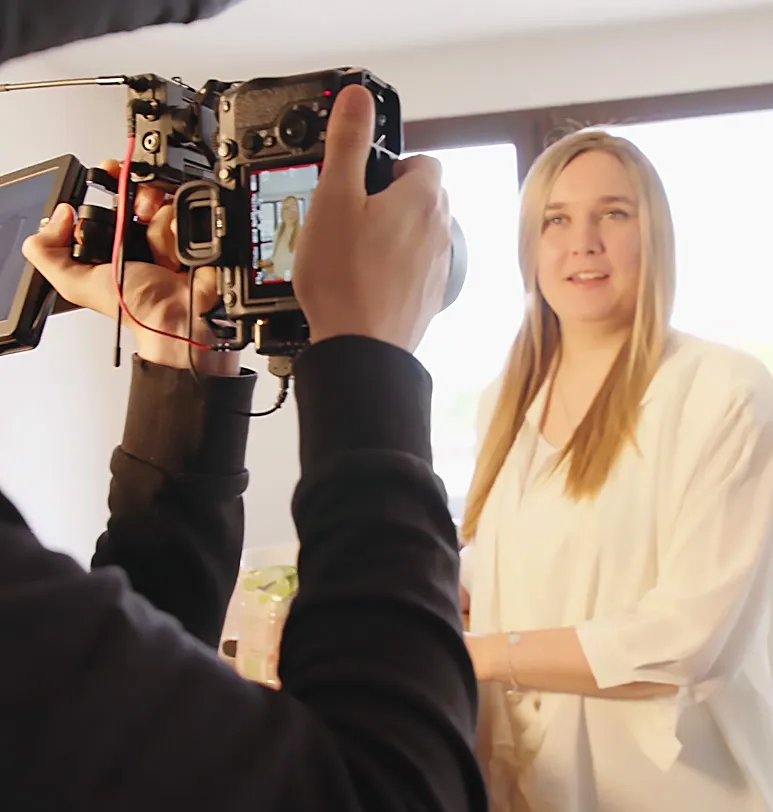 Fabie steht vor einer Kamera