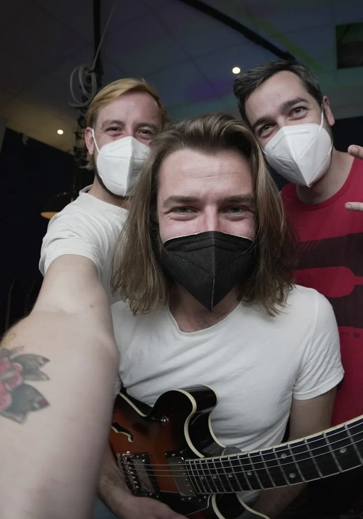 Selfie von Manu, Benedikt Schlereth und Nico mit FFP2-Masken