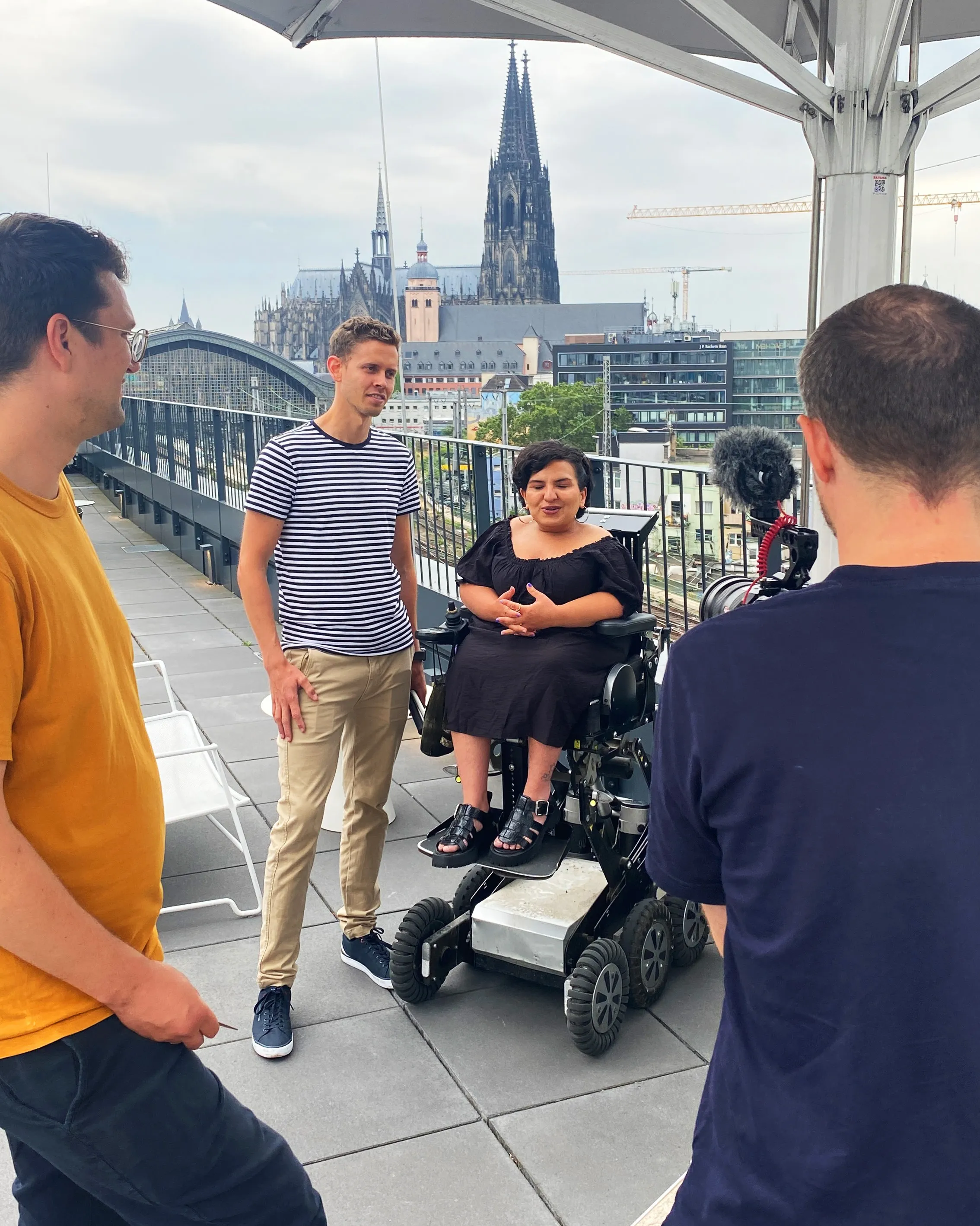 Behind the Scenes Foto mit Kübra und Marcel vor dem Kölner Dom