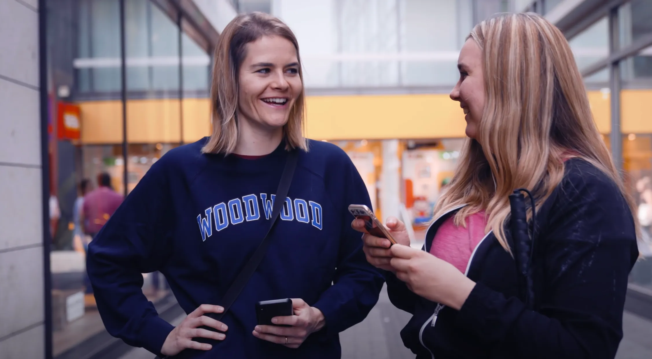 Hazel und Fabiana lachen zusammen