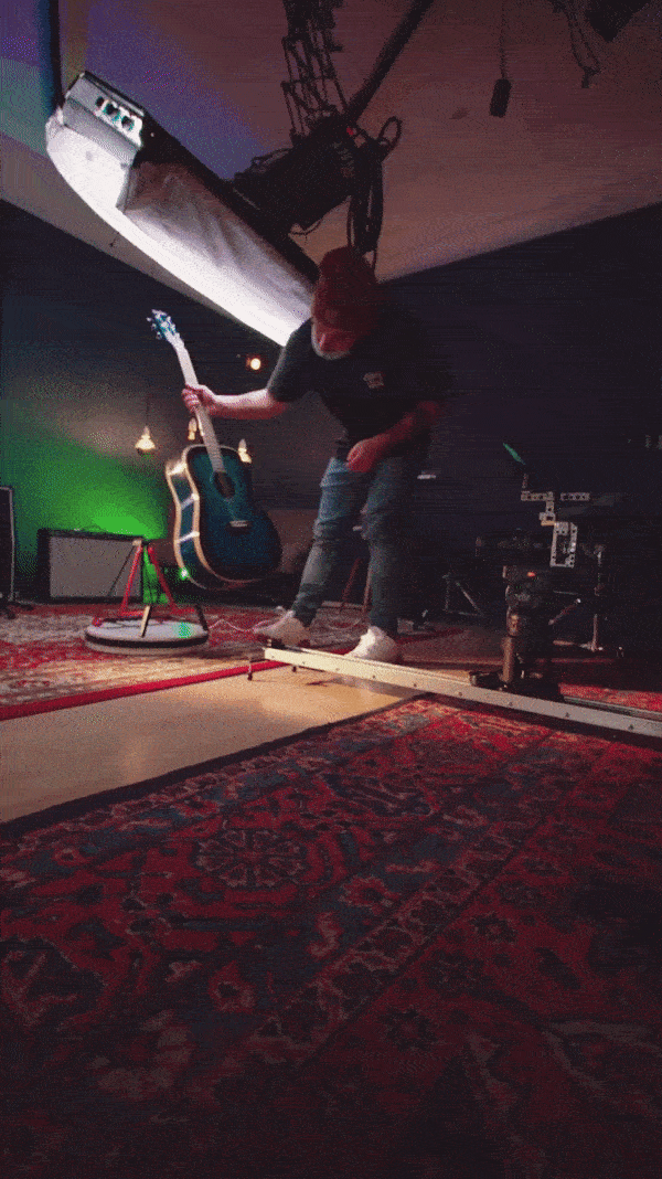 Wir fertigen Nahaufnahmen einer Gitarre an.