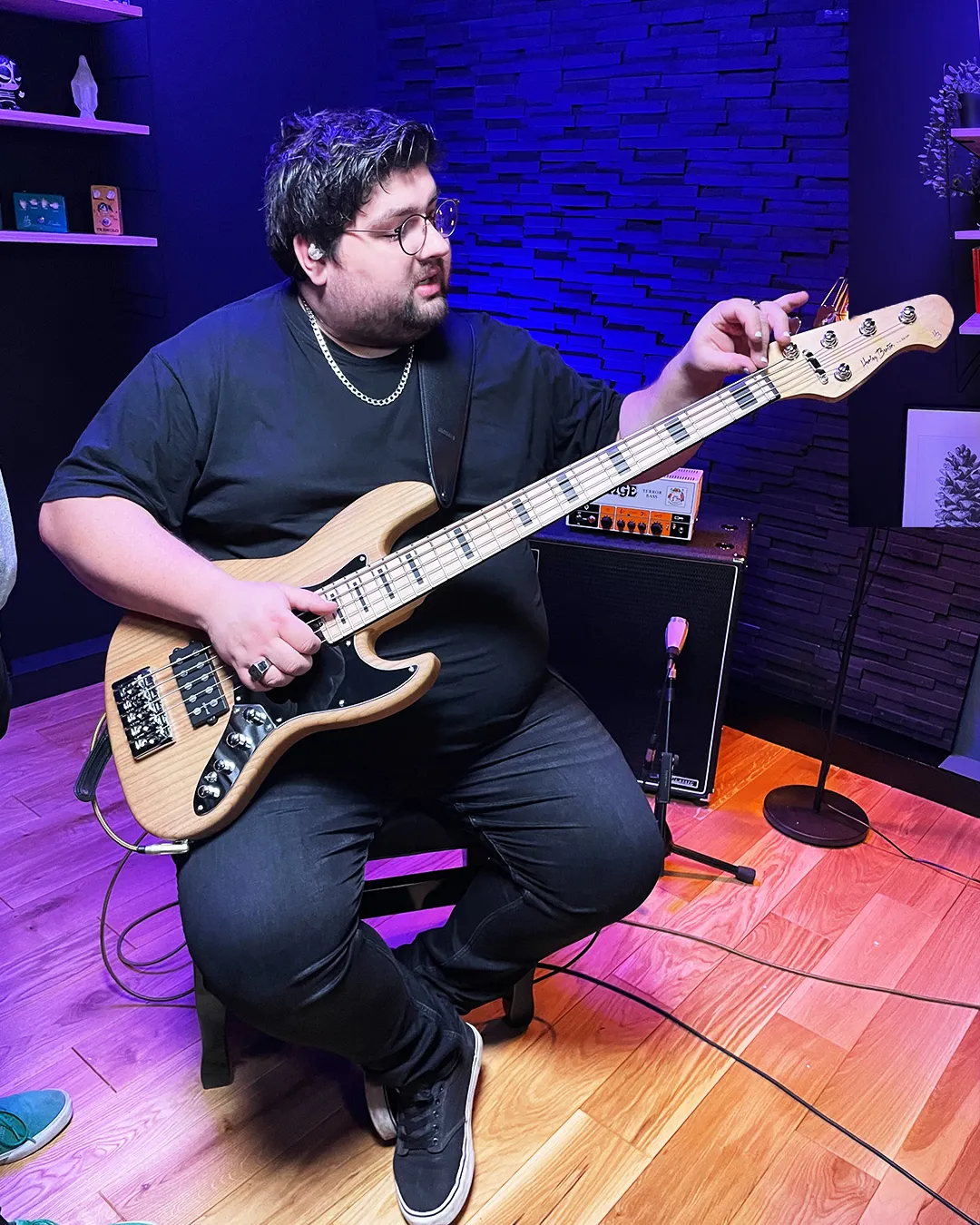 Lukas Bierbrauer stimmt seinen Bass